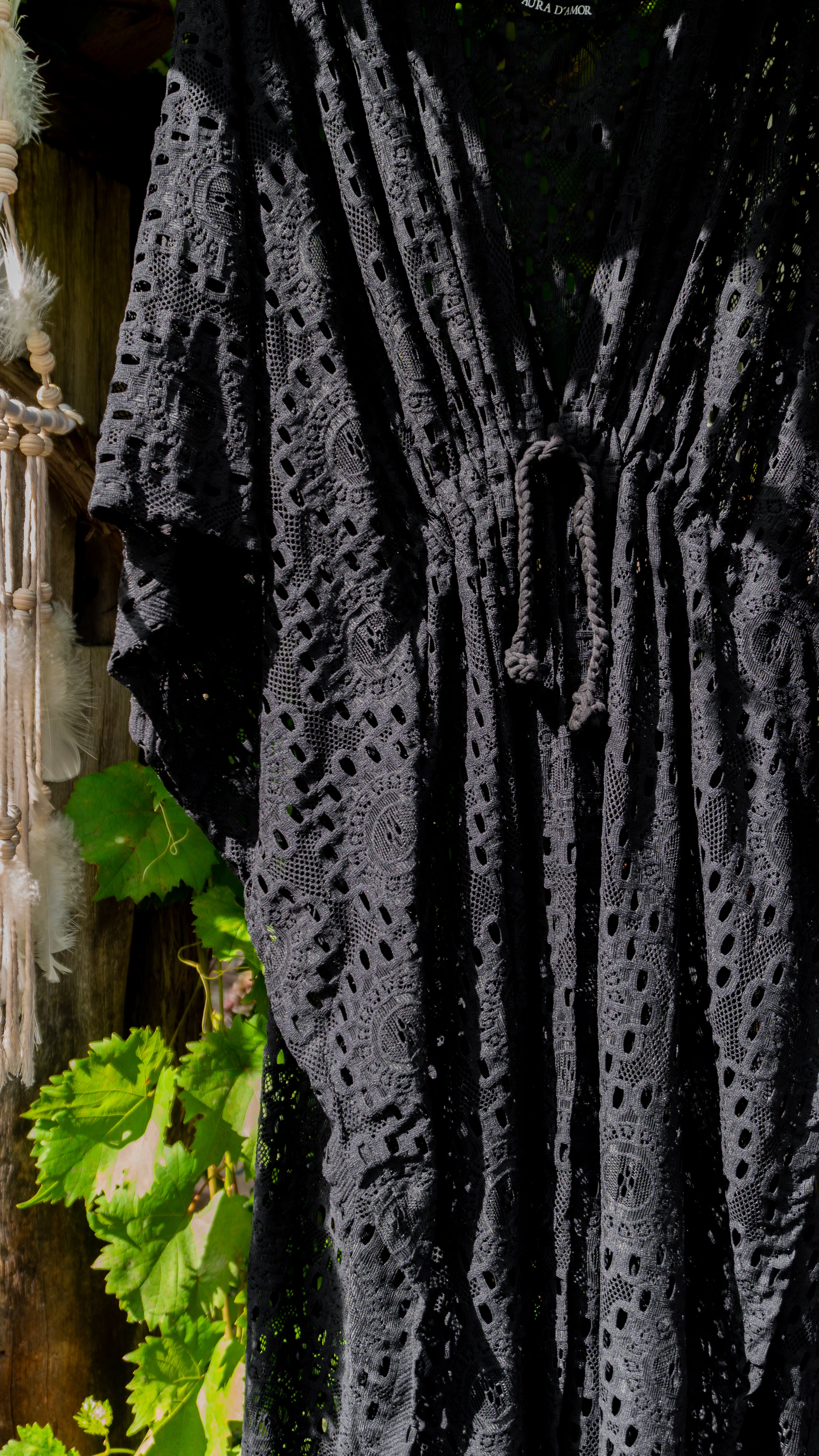 Löcher-Spitze Kimono in edlem schwarz handgefertigt in Deutschland. Exklusiv und limitiert im Bohemian Stil mit Schlitzen an den Seiten und Taillen Raffung Kordelzug. Unikat Design.