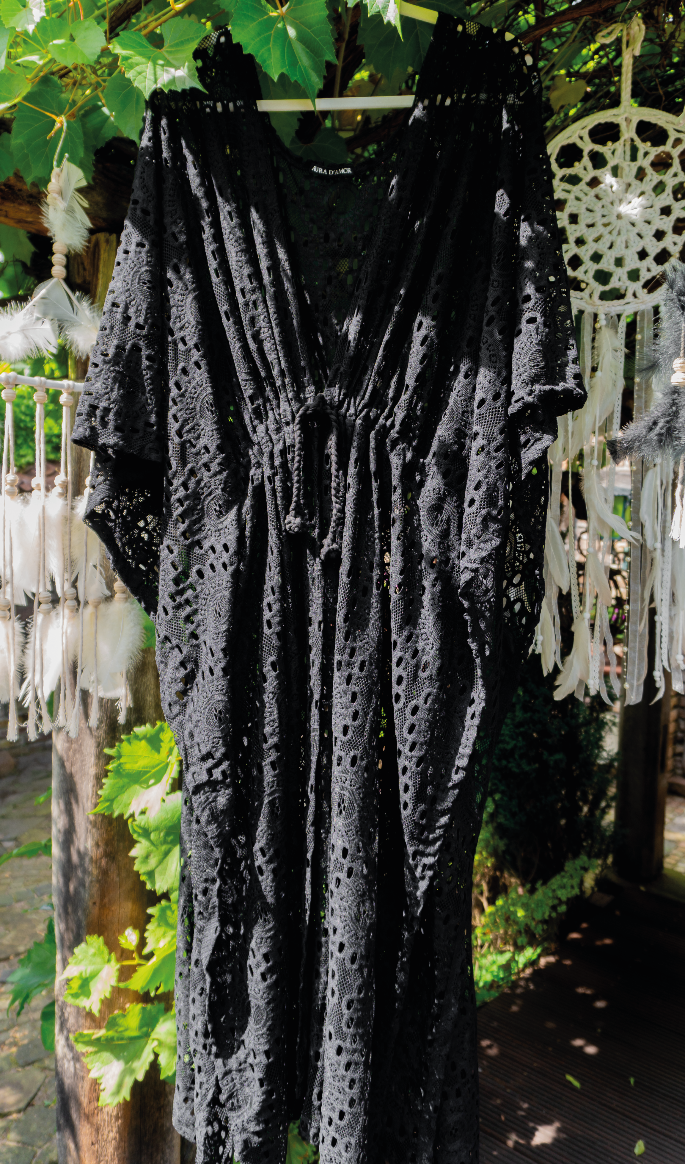 Löcher-Spitze Kimono in edlem schwarz handgefertigt in Deutschland. Exklusiv und limitiert im Bohemian Stil mit Schlitzen an den Seiten und Taillen Raffung Kordelzug. Unikat Design.
