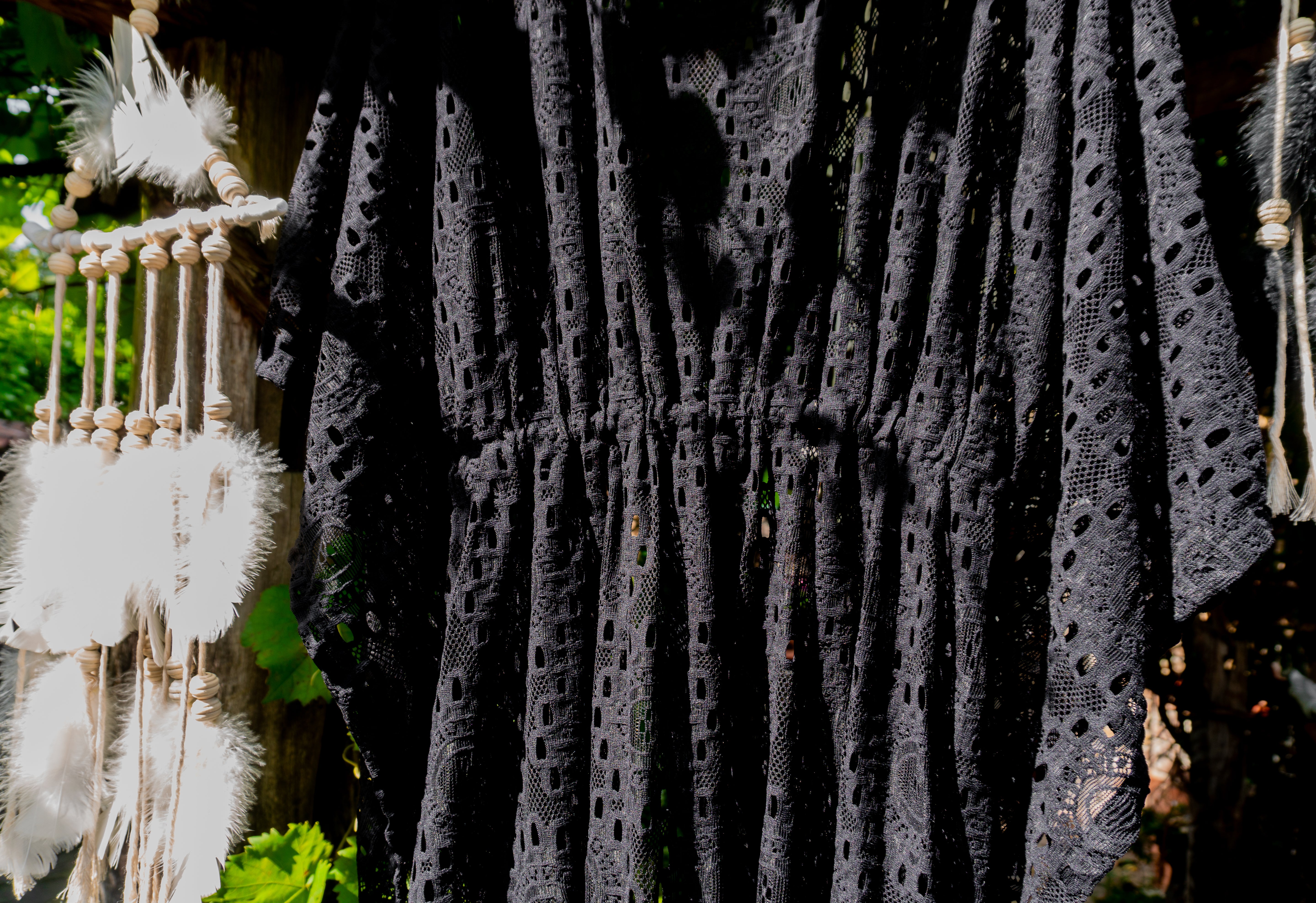 Löcher-Spitze Kimono in edlem schwarz handgefertigt in Deutschland. Exklusiv und limitiert im Bohemian Stil mit Schlitzen an den Seiten und Taillen Raffung Kordelzug. Unikat Design.