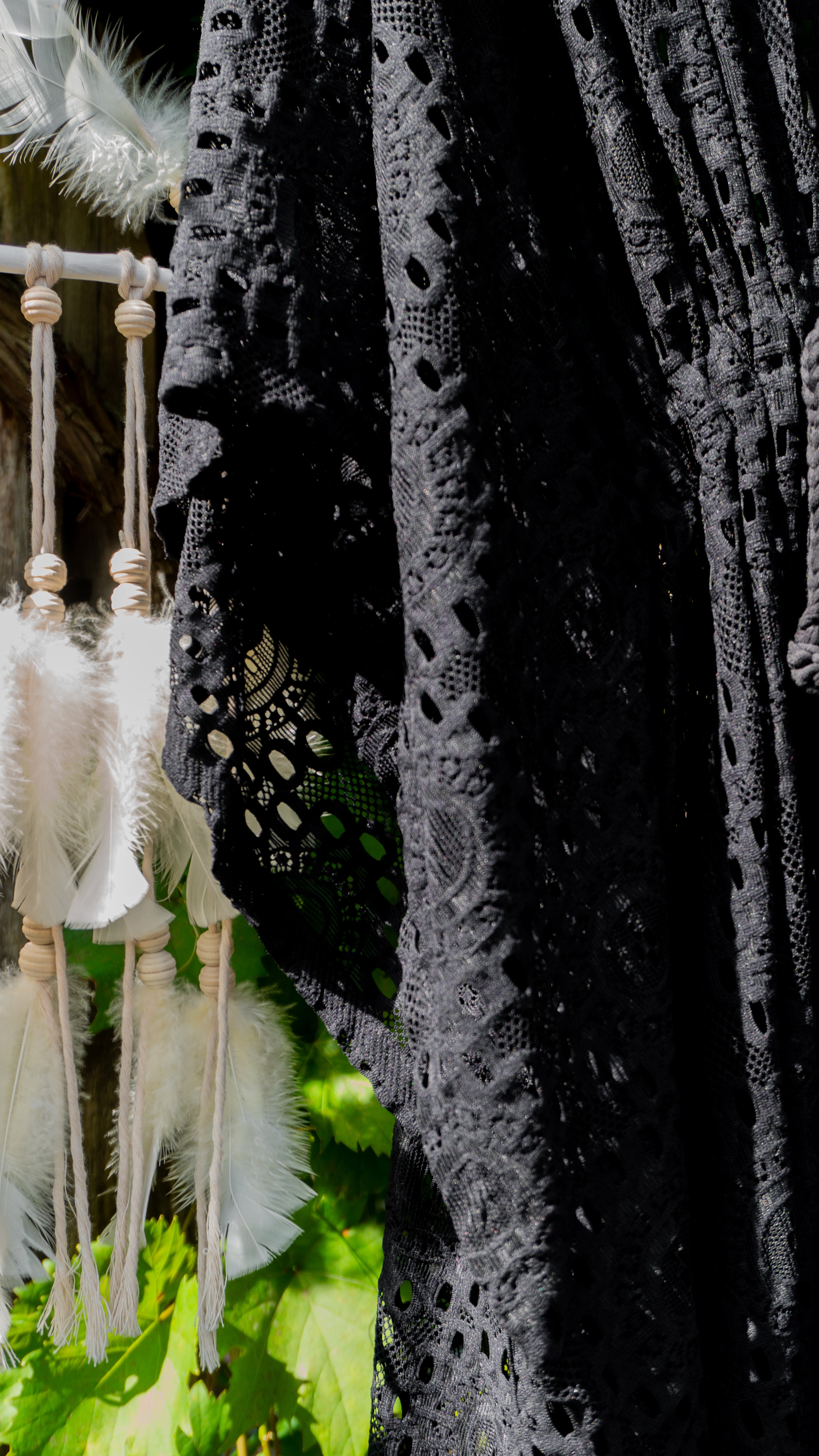 Löcher-Spitze Kimono in edlem schwarz handgefertigt in Deutschland. Exklusiv und limitiert im Bohemian Stil mit Schlitzen an den Seiten und Taillen Raffung Kordelzug. Unikat Design.