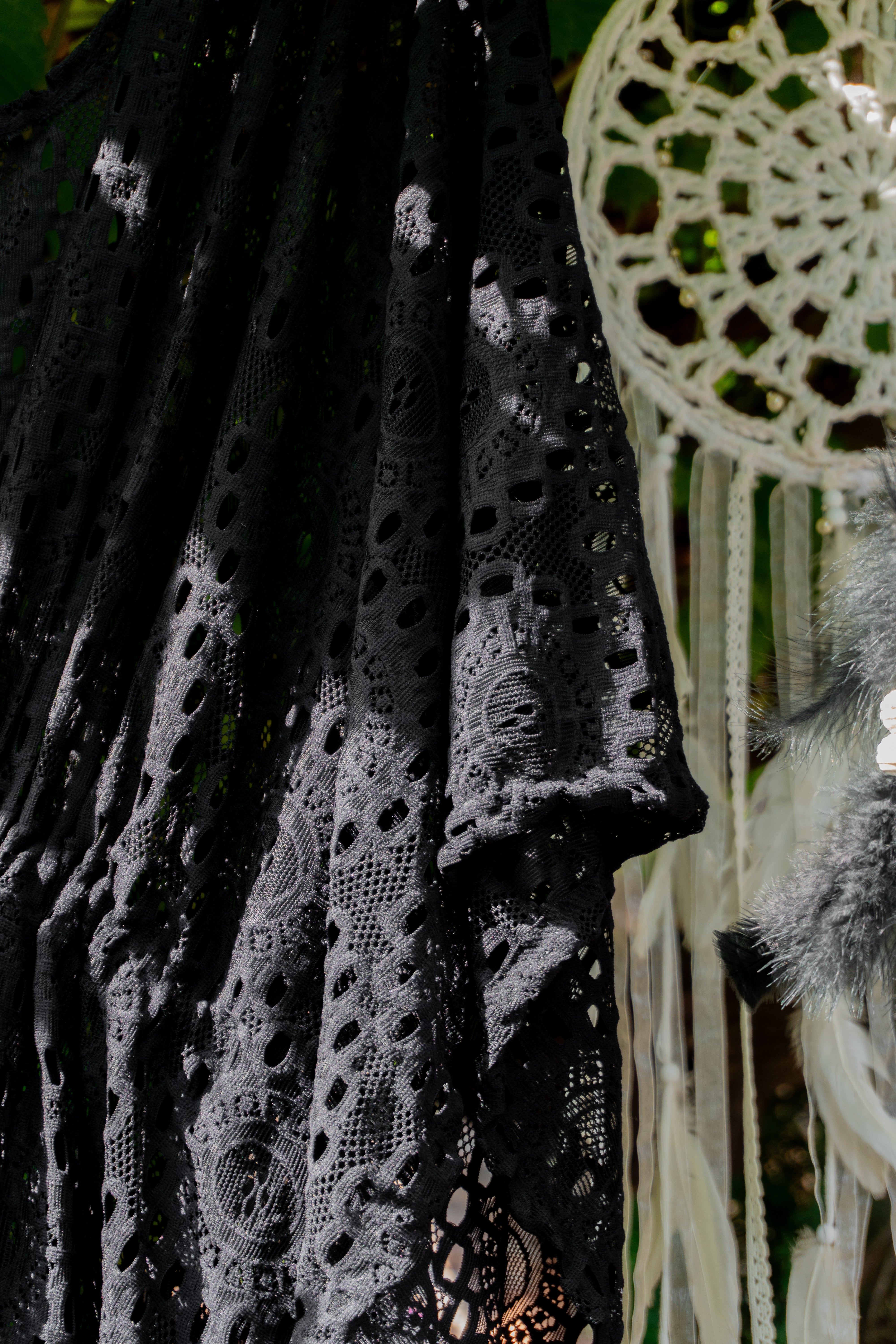 Löcher-Spitze Kimono in edlem schwarz handgefertigt in Deutschland. Exklusiv und limitiert im Bohemian Stil mit Schlitzen an den Seiten und Taillen Raffung Kordelzug. Unikat Design.