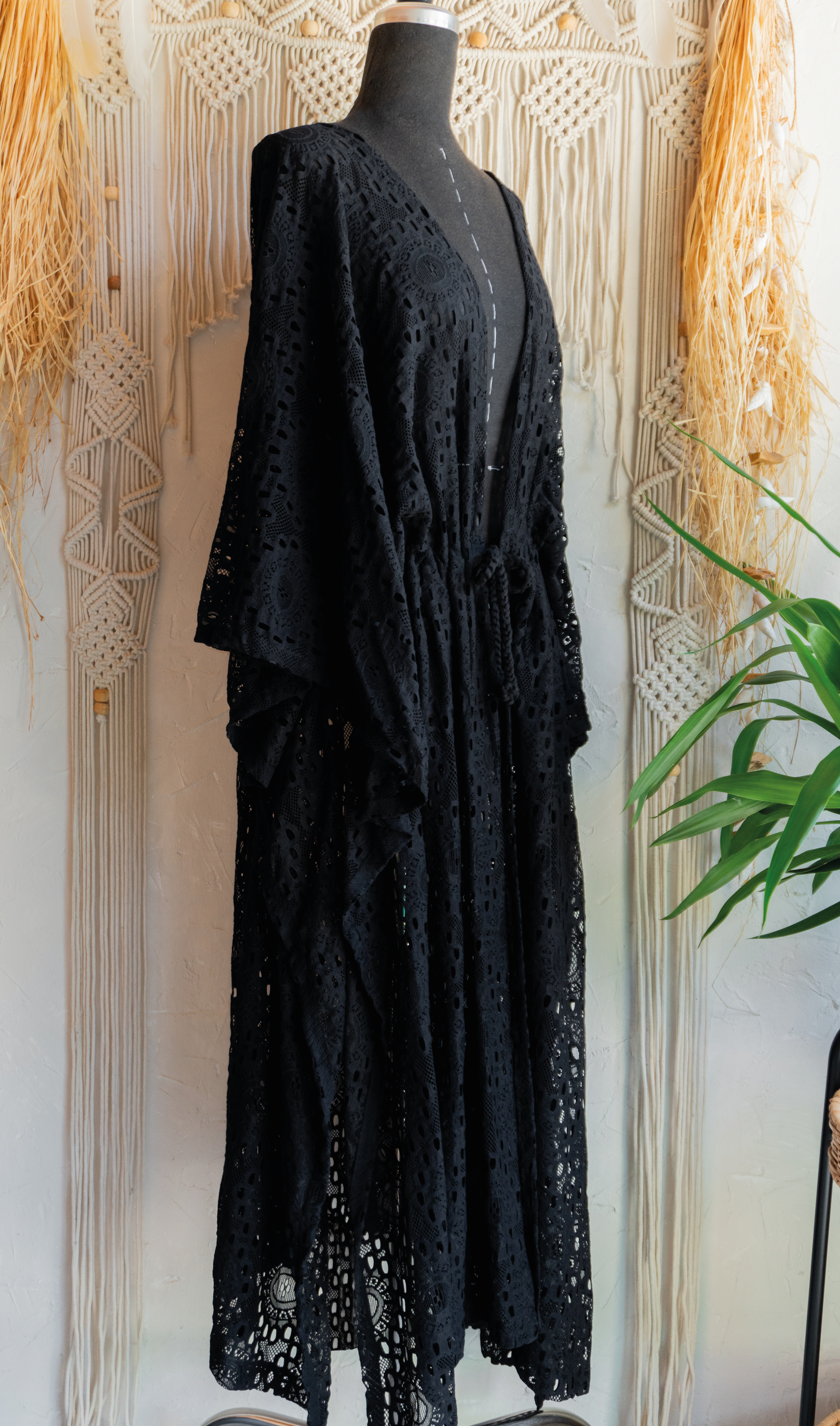Löcher-Spitze Kimono in edlem schwarz handgefertigt in Deutschland. Exklusiv und limitiert im Bohemian Stil mit Schlitzen an den Seiten und Taillen Raffung Kordelzug. Unikat Design.