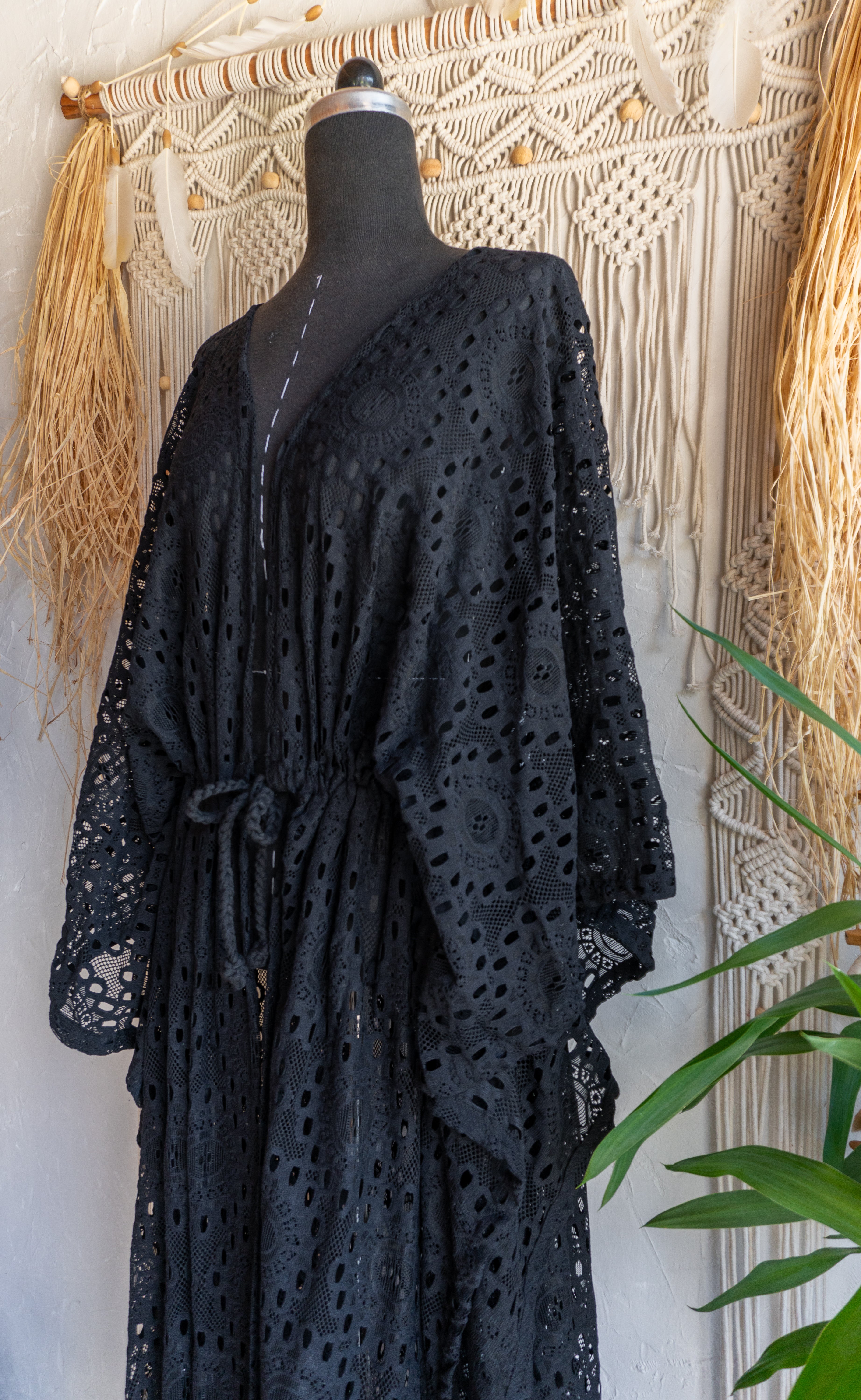 Löcher-Spitze Kimono in edlem schwarz handgefertigt in Deutschland. Exklusiv und limitiert im Bohemian Stil mit Schlitzen an den Seiten und Taillen Raffung Kordelzug. Unikat Design.