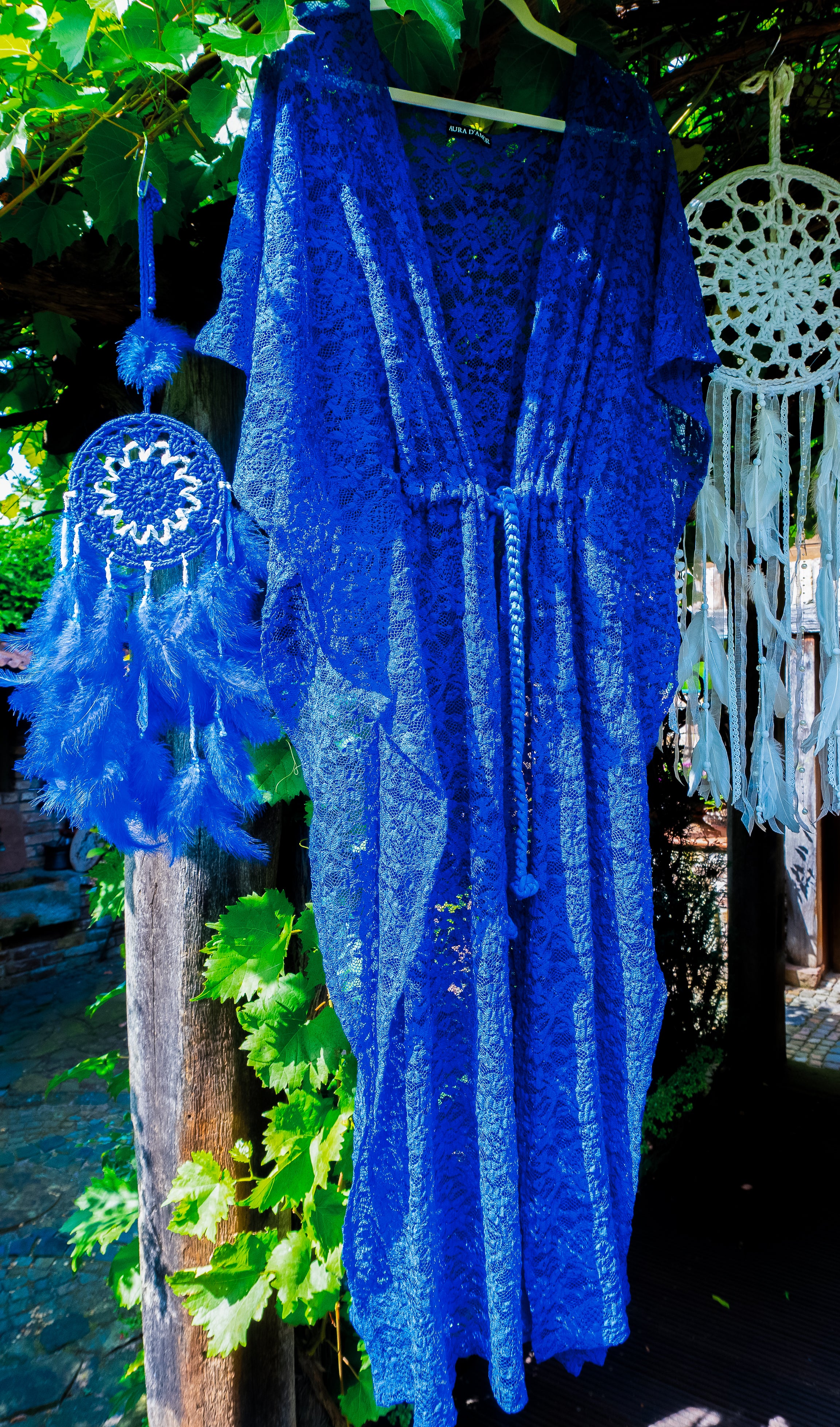 Blumen-Spitze Kimono in königsblau handgefertigt in Deutschland. Exklusiv und limitiert im Bohemian Stil mit Schlitzen an den Seiten und Taillen Raffung Kordelzug. Unikat Design.