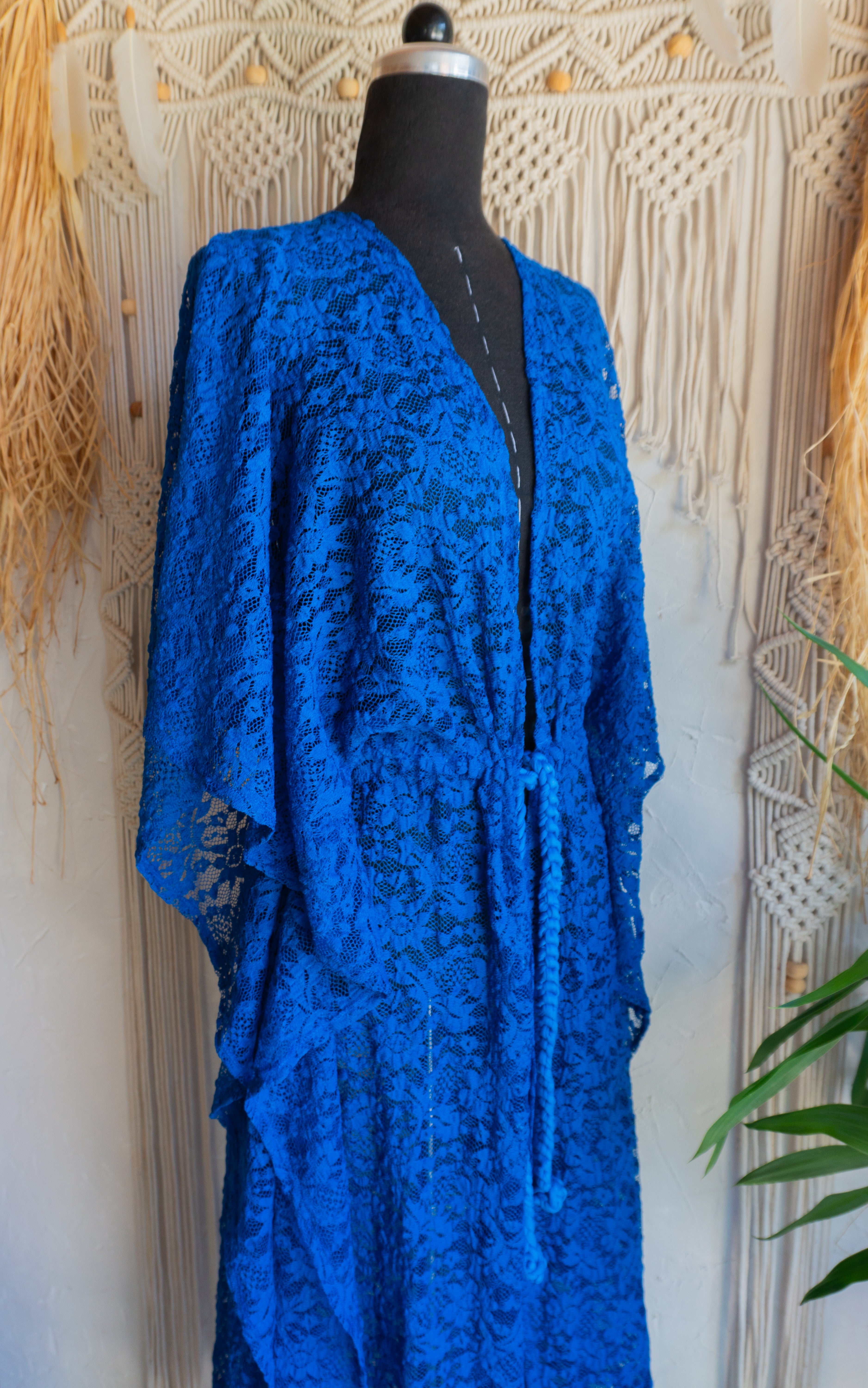 Blumen-Spitze Kimono in königsblau handgefertigt in Deutschland. Exklusiv und limitiert im Bohemian Stil mit Schlitzen an den Seiten und Taillen Raffung Kordelzug. Unikat Design.