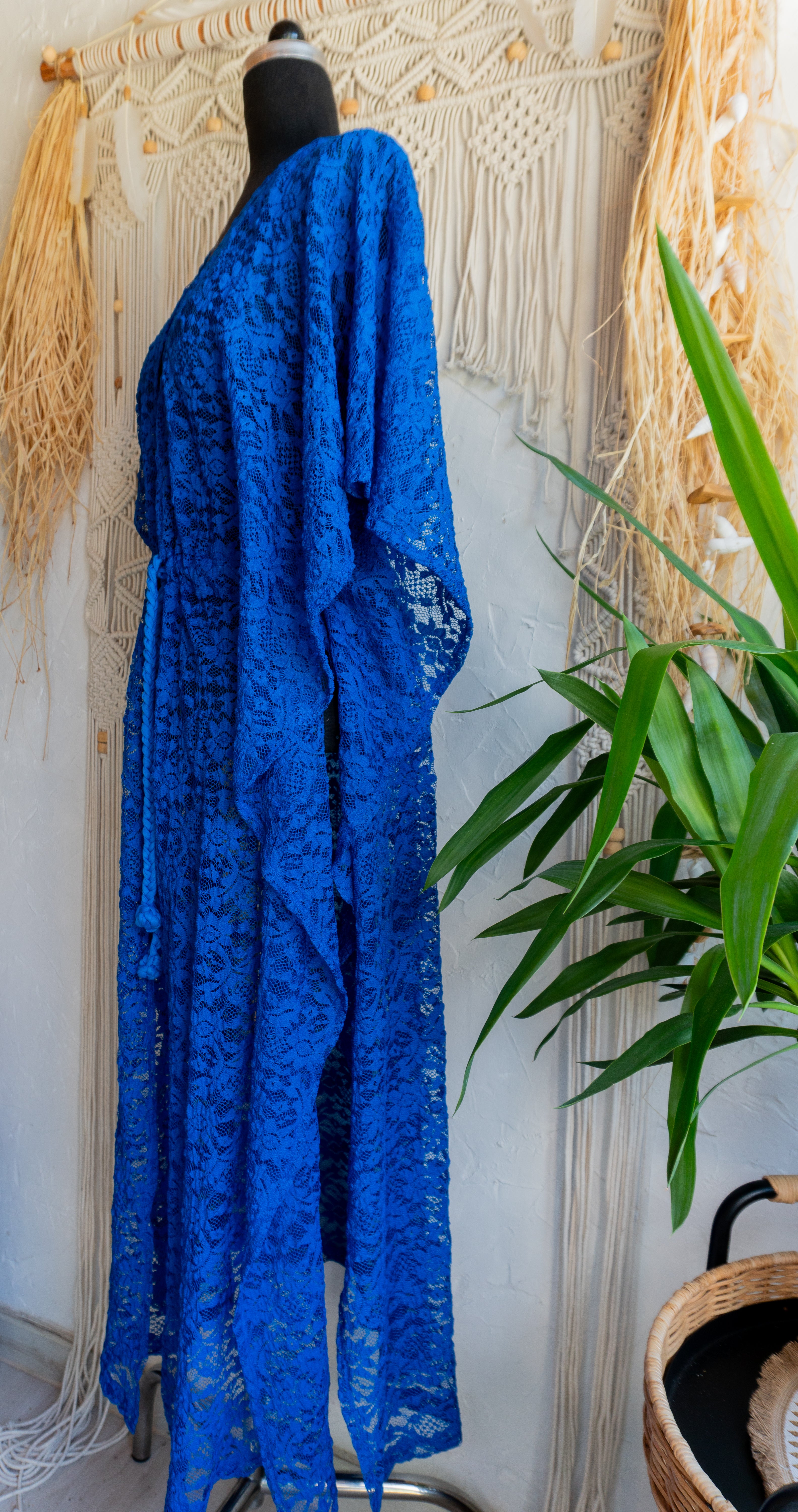 Blumen-Spitze Kimono in königsblau handgefertigt in Deutschland. Exklusiv und limitiert im Bohemian Stil mit Schlitzen an den Seiten und Taillen Raffung Kordelzug. Unikat Design.