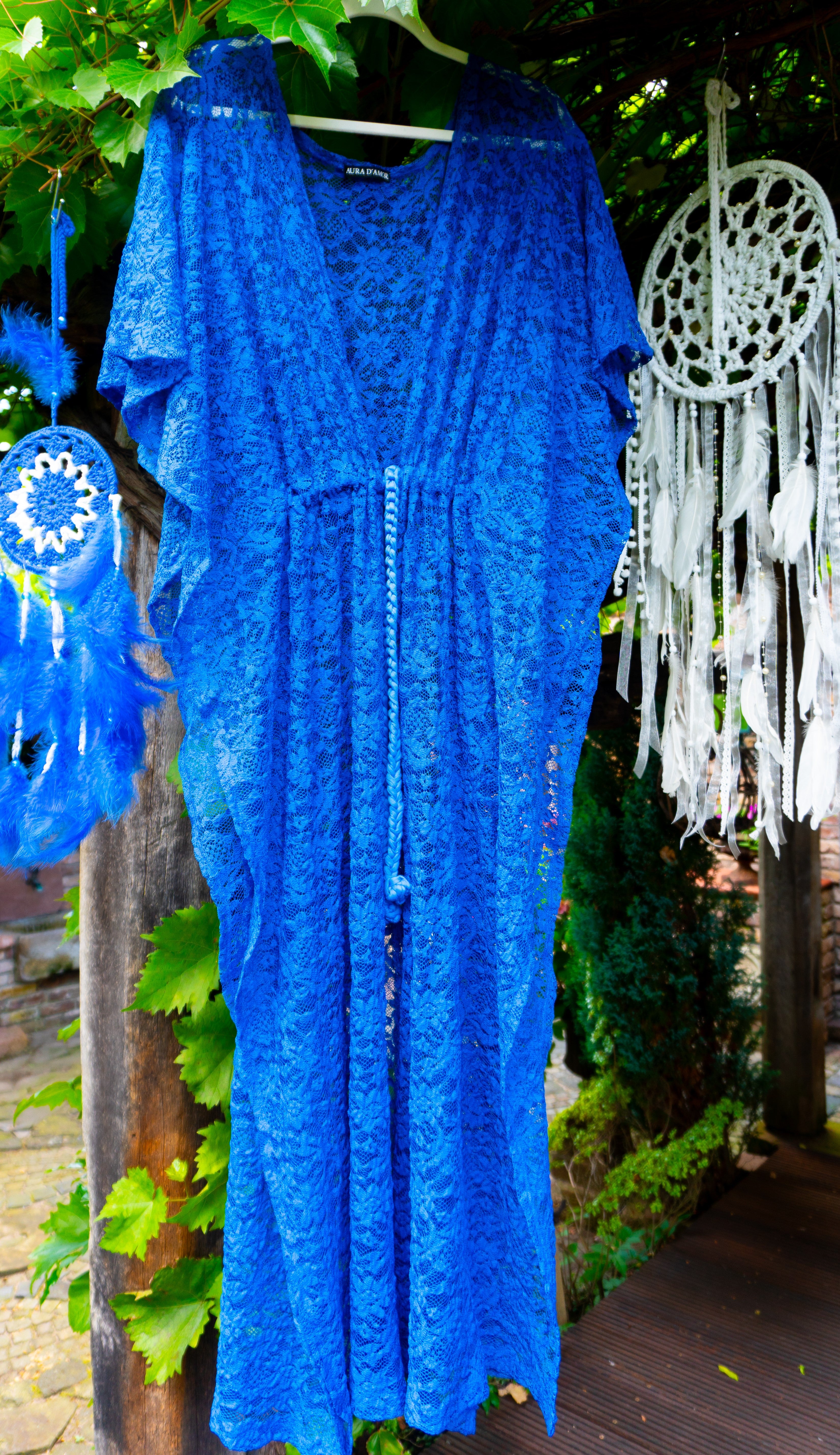 Blumen-Spitze Kimono in königsblau handgefertigt in Deutschland. Exklusiv und limitiert im Bohemian Stil mit Schlitzen an den Seiten und Taillen Raffung Kordelzug. Unikat Design.