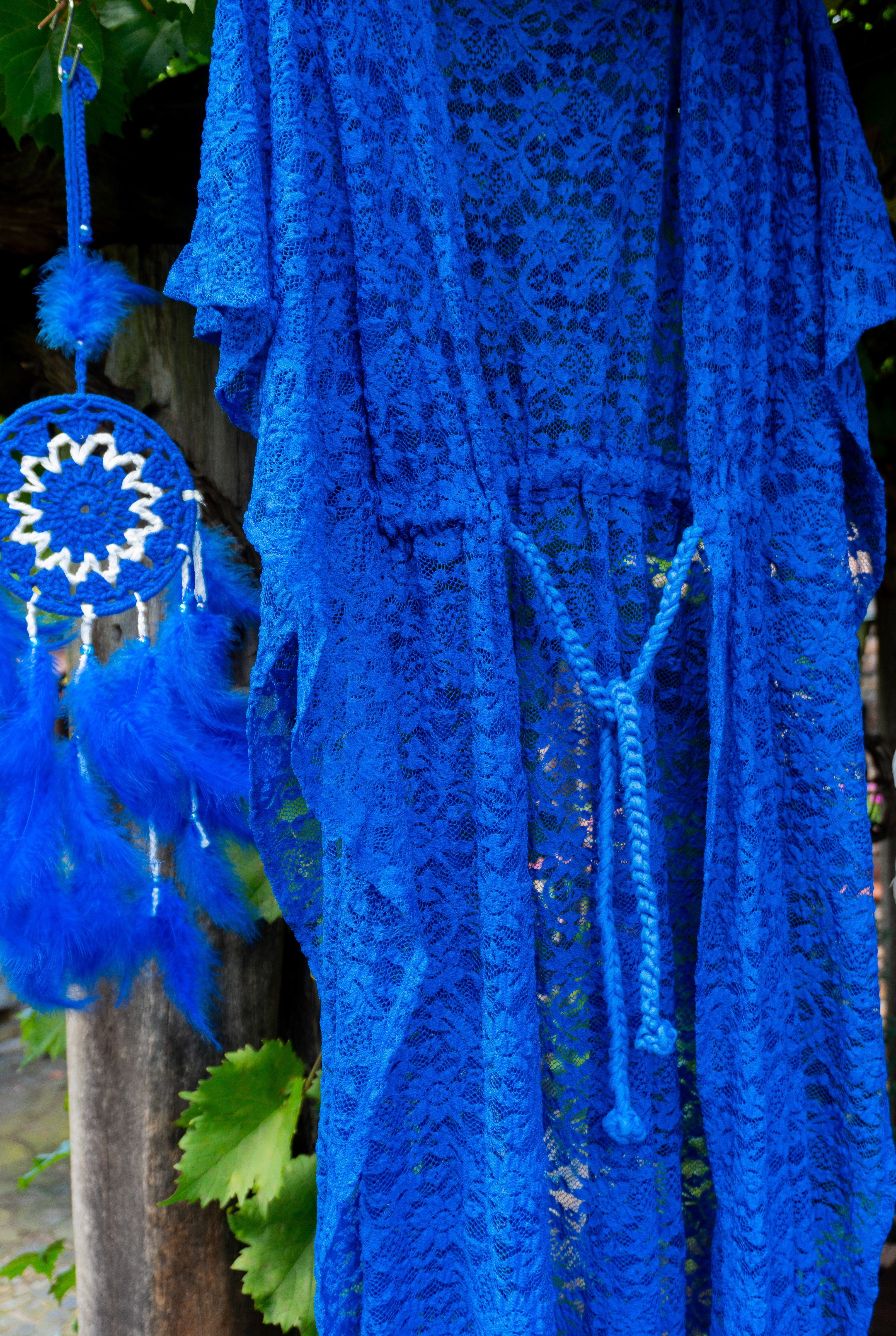 Blumen-Spitze Kimono in königsblau handgefertigt in Deutschland. Exklusiv und limitiert im Bohemian Stil mit Schlitzen an den Seiten und Taillen Raffung Kordelzug. Unikat Design.