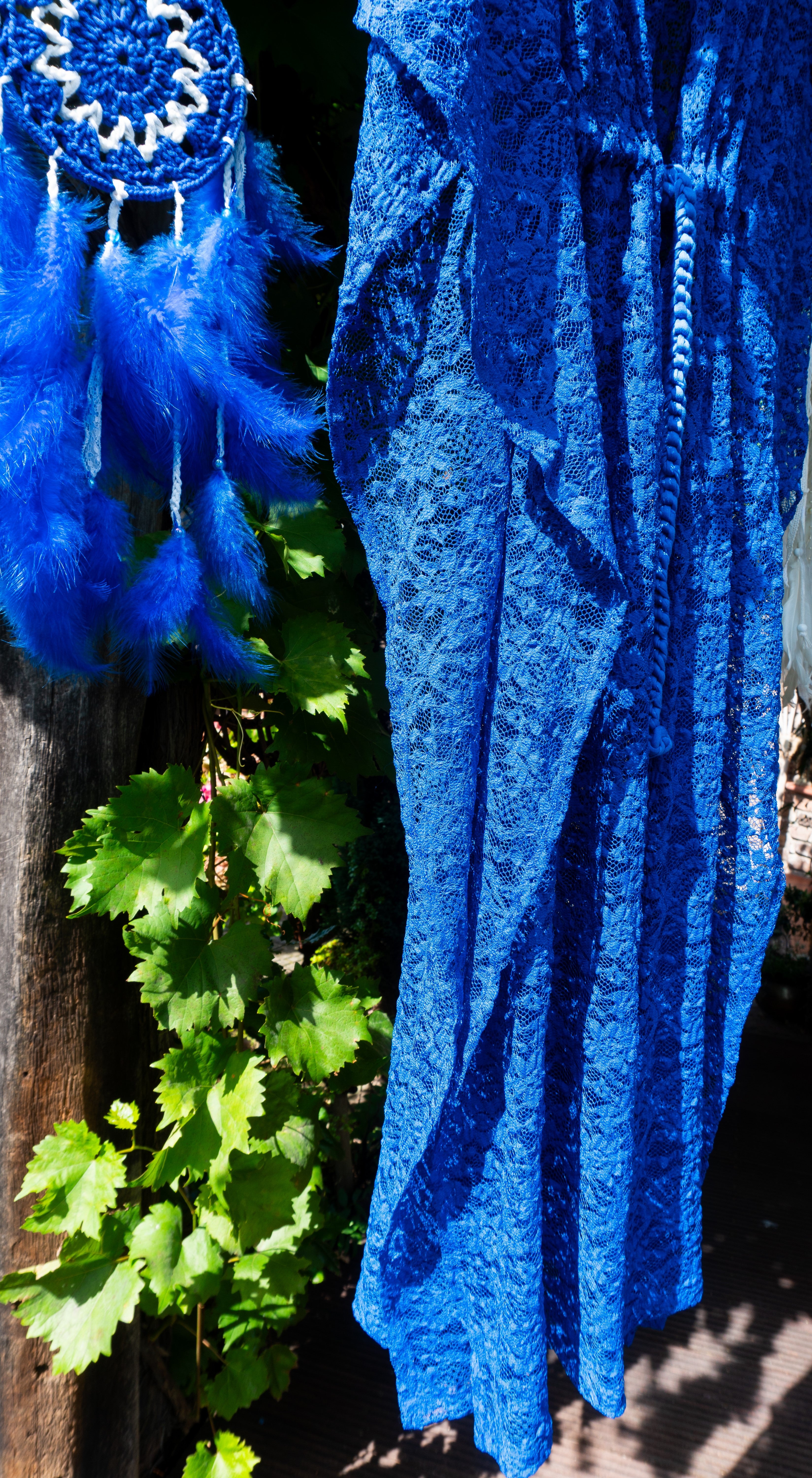 Blumen-Spitze Kimono in königsblau handgefertigt in Deutschland. Exklusiv und limitiert im Bohemian Stil mit Schlitzen an den Seiten und Taillen Raffung Kordelzug. Unikat Design.