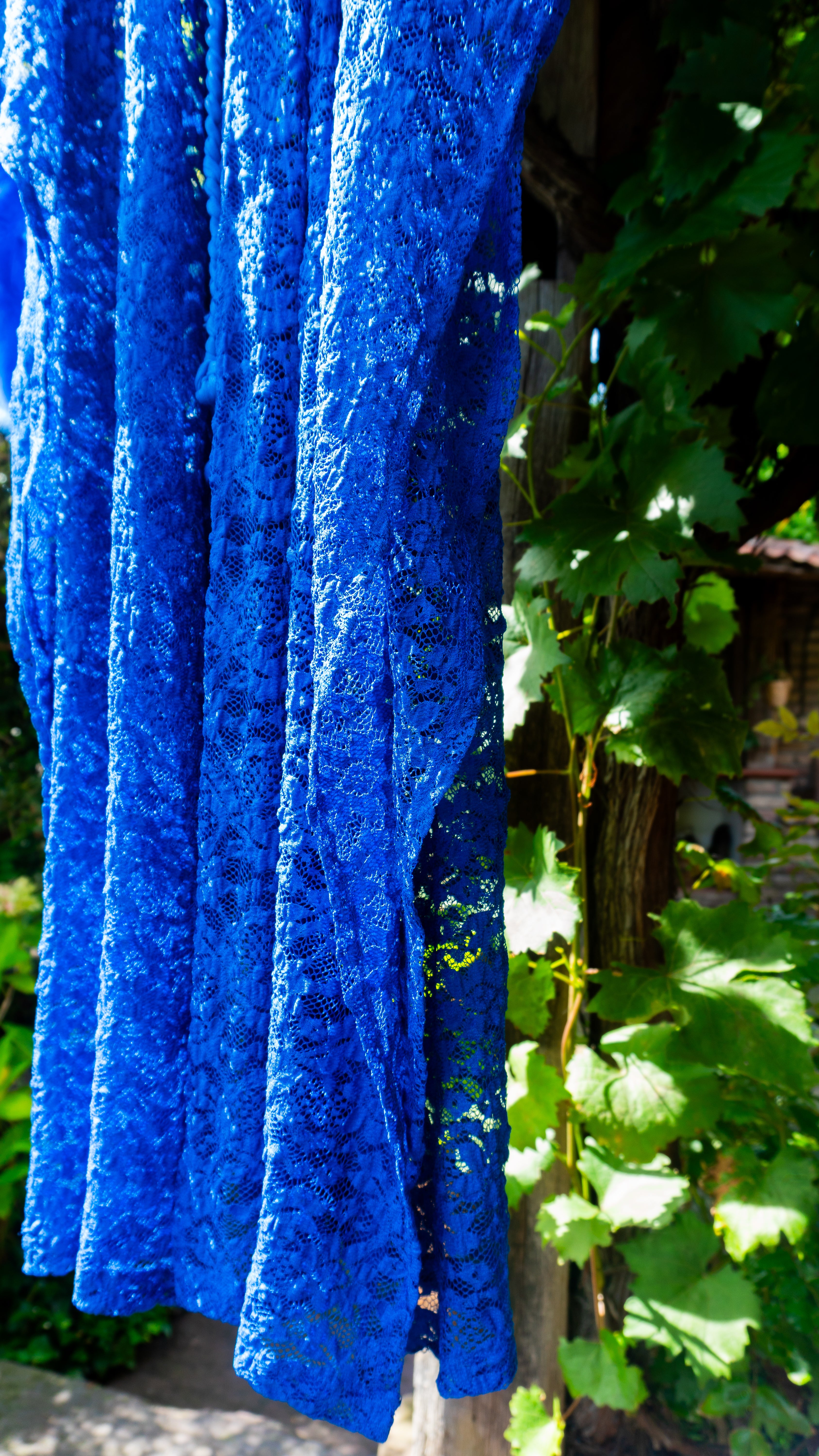 Blumen-Spitze Kimono in königsblau handgefertigt in Deutschland. Exklusiv und limitiert im Bohemian Stil mit Schlitzen an den Seiten und Taillen Raffung Kordelzug. Unikat Design.