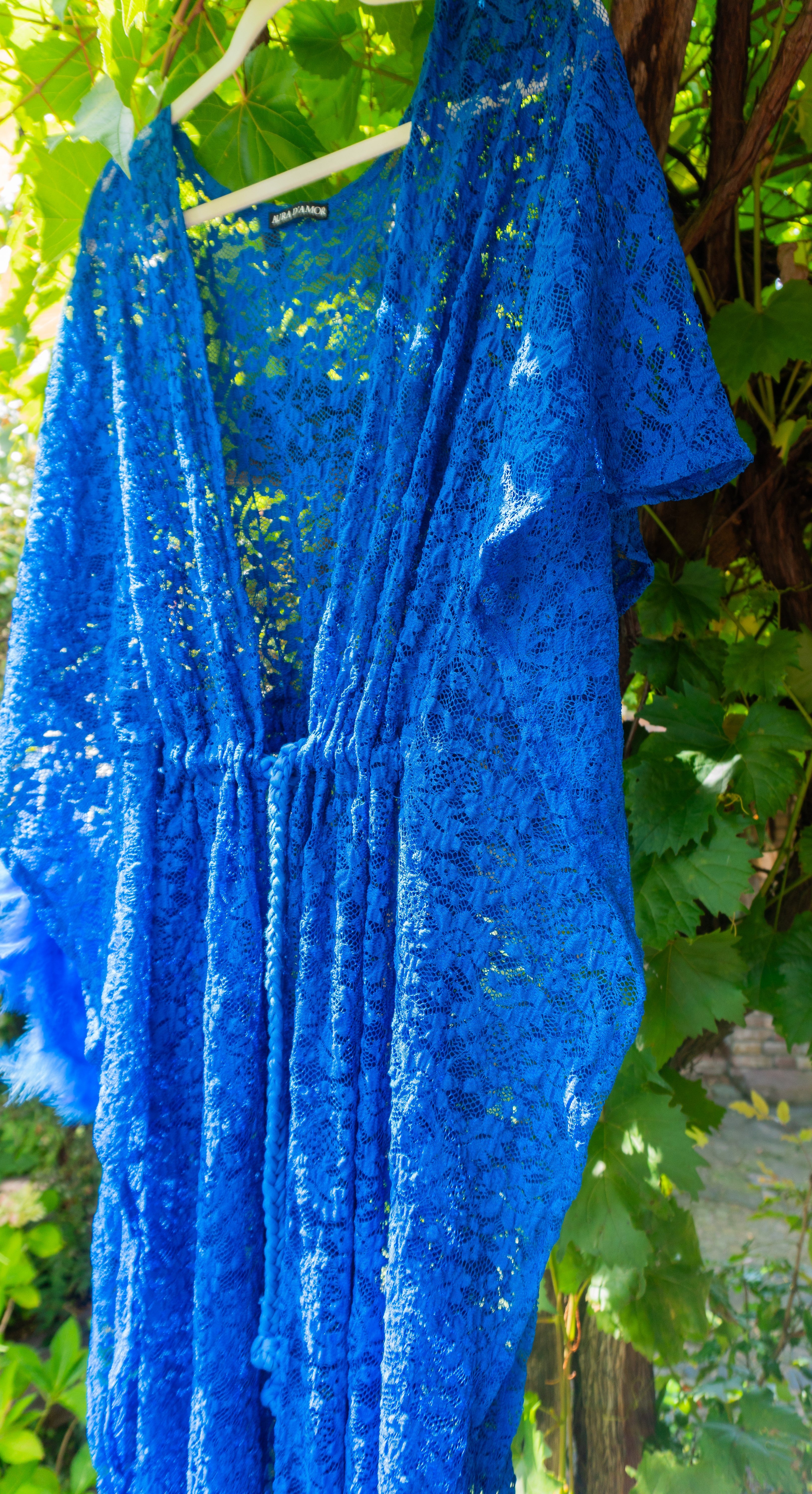 Blumen-Spitze Kimono in königsblau handgefertigt in Deutschland. Exklusiv und limitiert im Bohemian Stil mit Schlitzen an den Seiten und Taillen Raffung Kordelzug. Unikat Design.