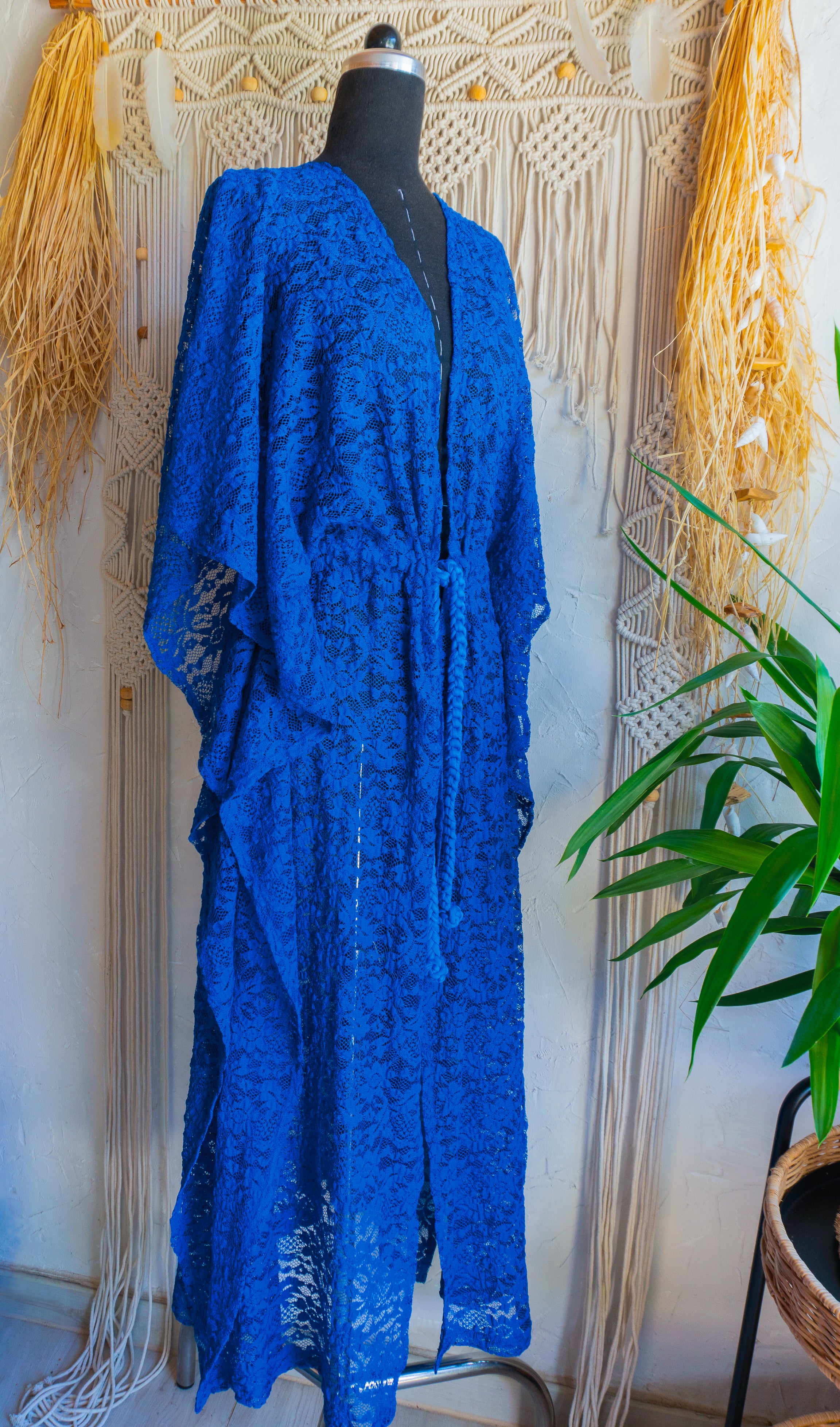 Blumen-Spitze Kimono in königsblau handgefertigt in Deutschland. Exklusiv und limitiert im Bohemian Stil mit Schlitzen an den Seiten und Taillen Raffung Kordelzug. Unikat Design.