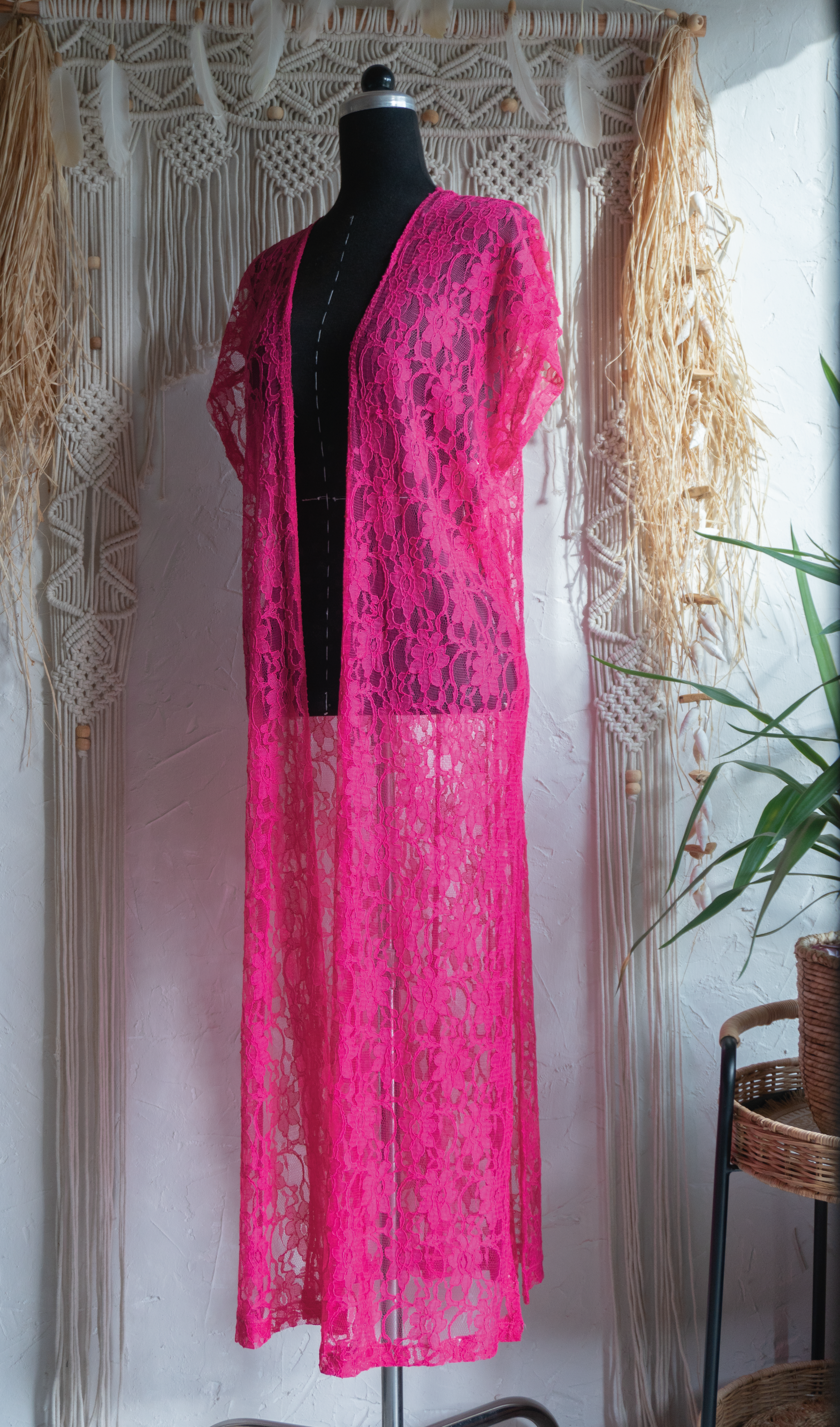 Boho Spitzenweste Pink – Handgemachter langer Kimono-Cardigan aus floraler Spitze, ideal als luftiger Sommer-Überwurf, Festival-Look oder Strand-Cover-Up für Damen.