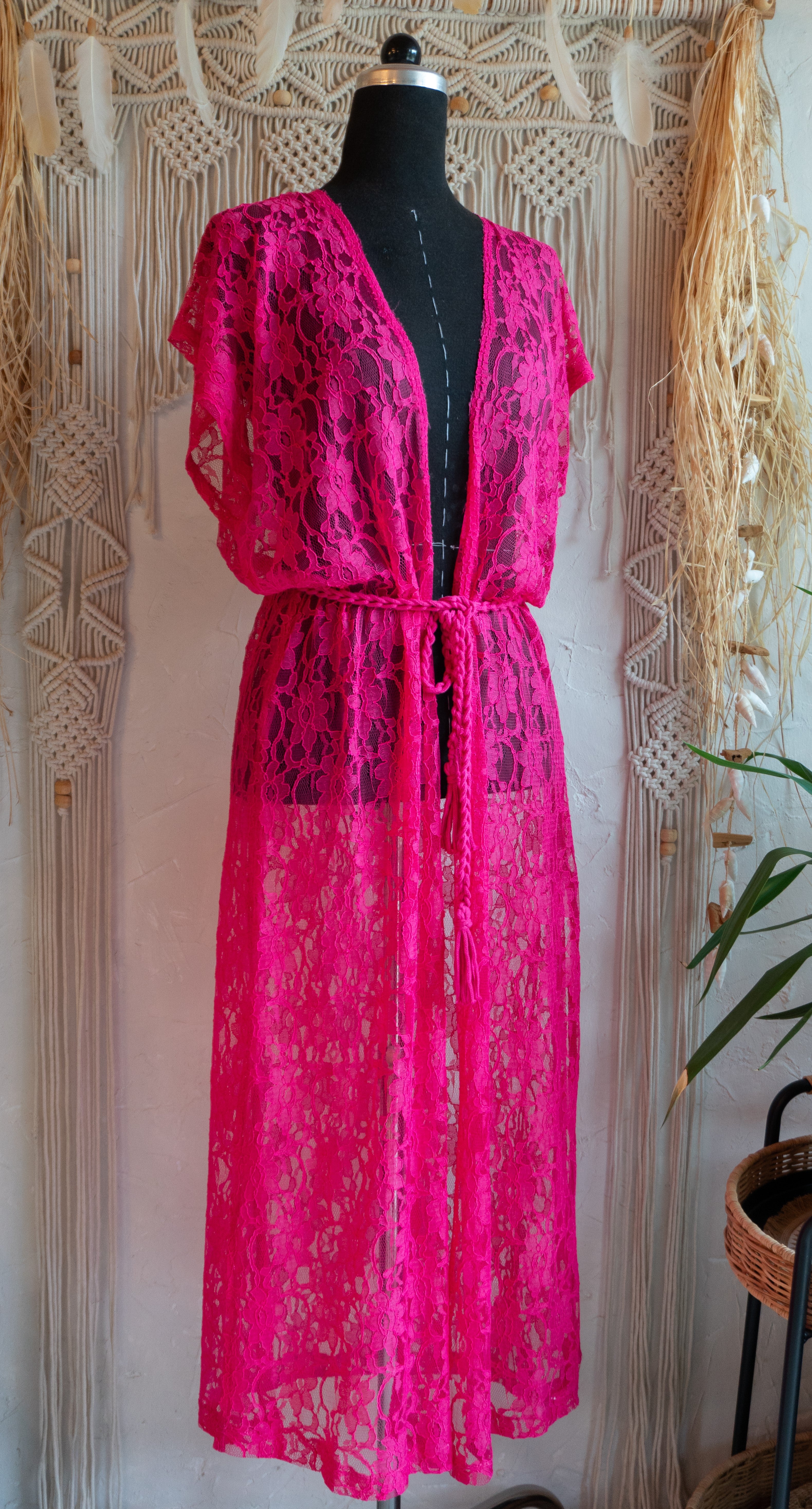 Spitzen Weste Kimono in pink handgefertigt in Deutschland. Exklusiv und limitiert im Bohemian Stil mit Schlitzen an den Seiten und edler Spitzenkante. In Sommerfarben wie mint, pink, blau und edlem schwarz.