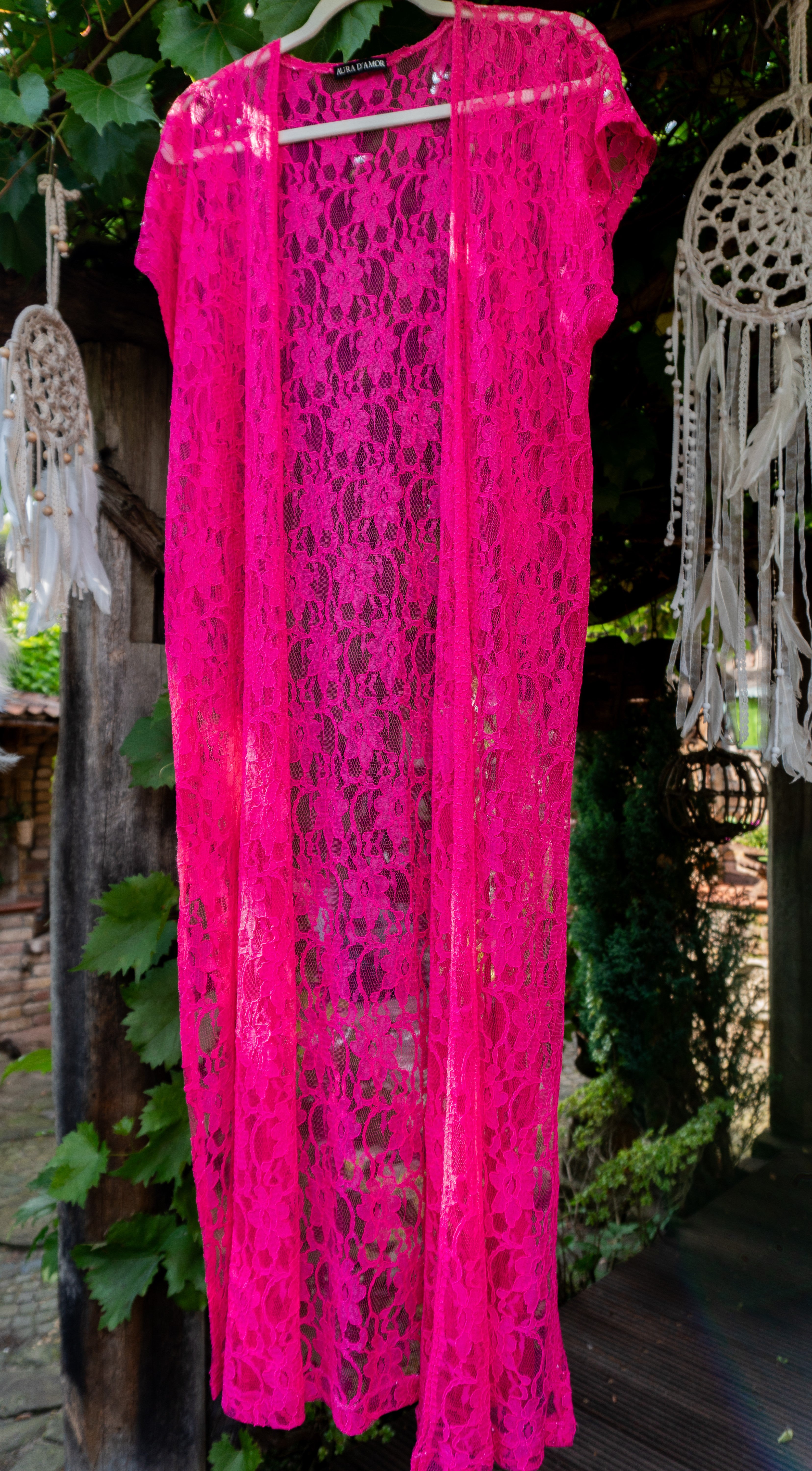 Boho Spitzenweste Pink – Handgemachter langer Kimono-Cardigan aus floraler Spitze, ideal als luftiger Sommer-Überwurf, Festival-Look oder Strand-Cover-Up für Damen.