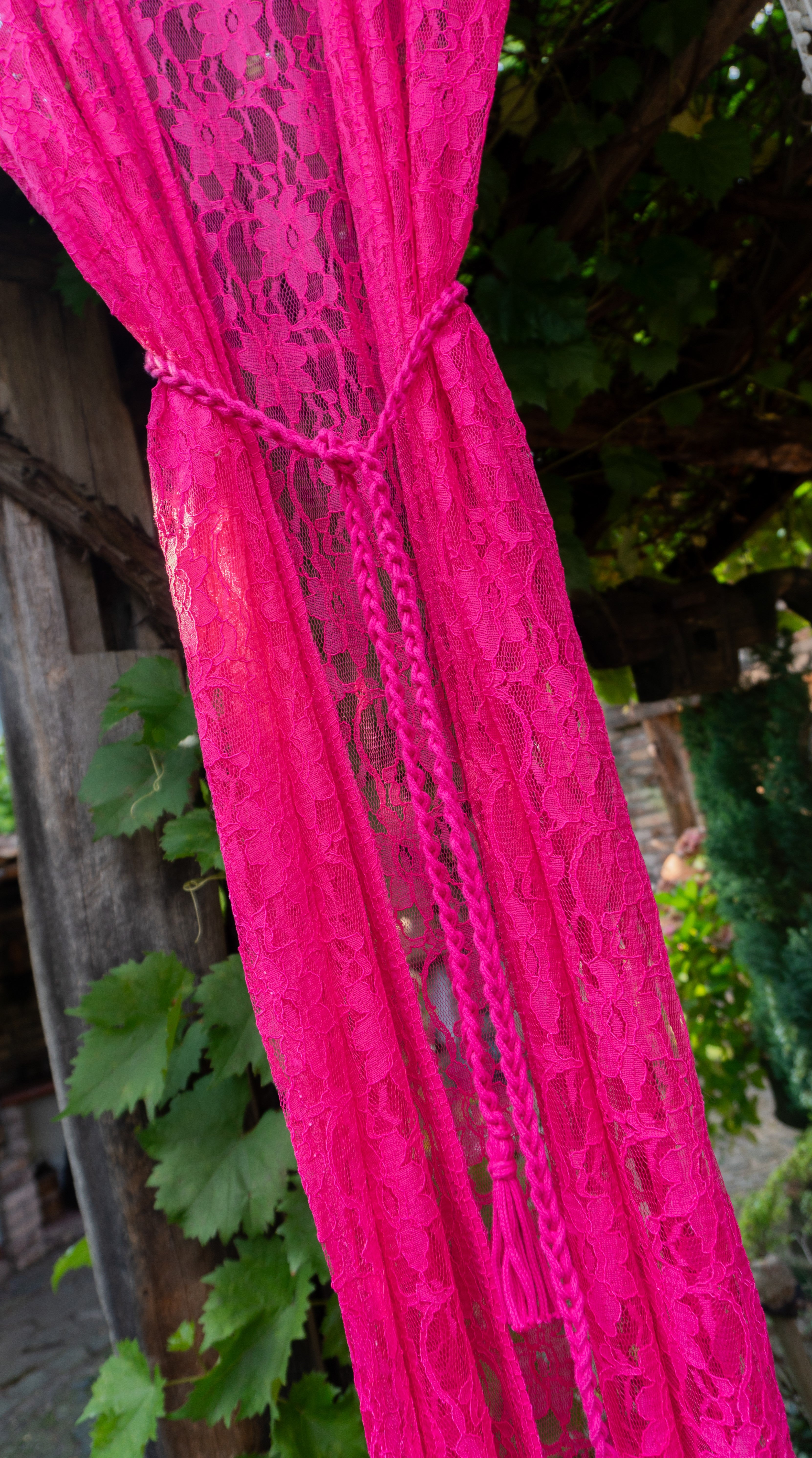 Boho Spitzenweste Pink – Handgemachter langer Kimono-Cardigan aus floraler Spitze, ideal als luftiger Sommer-Überwurf, Festival-Look oder Strand-Cover-Up für Damen.