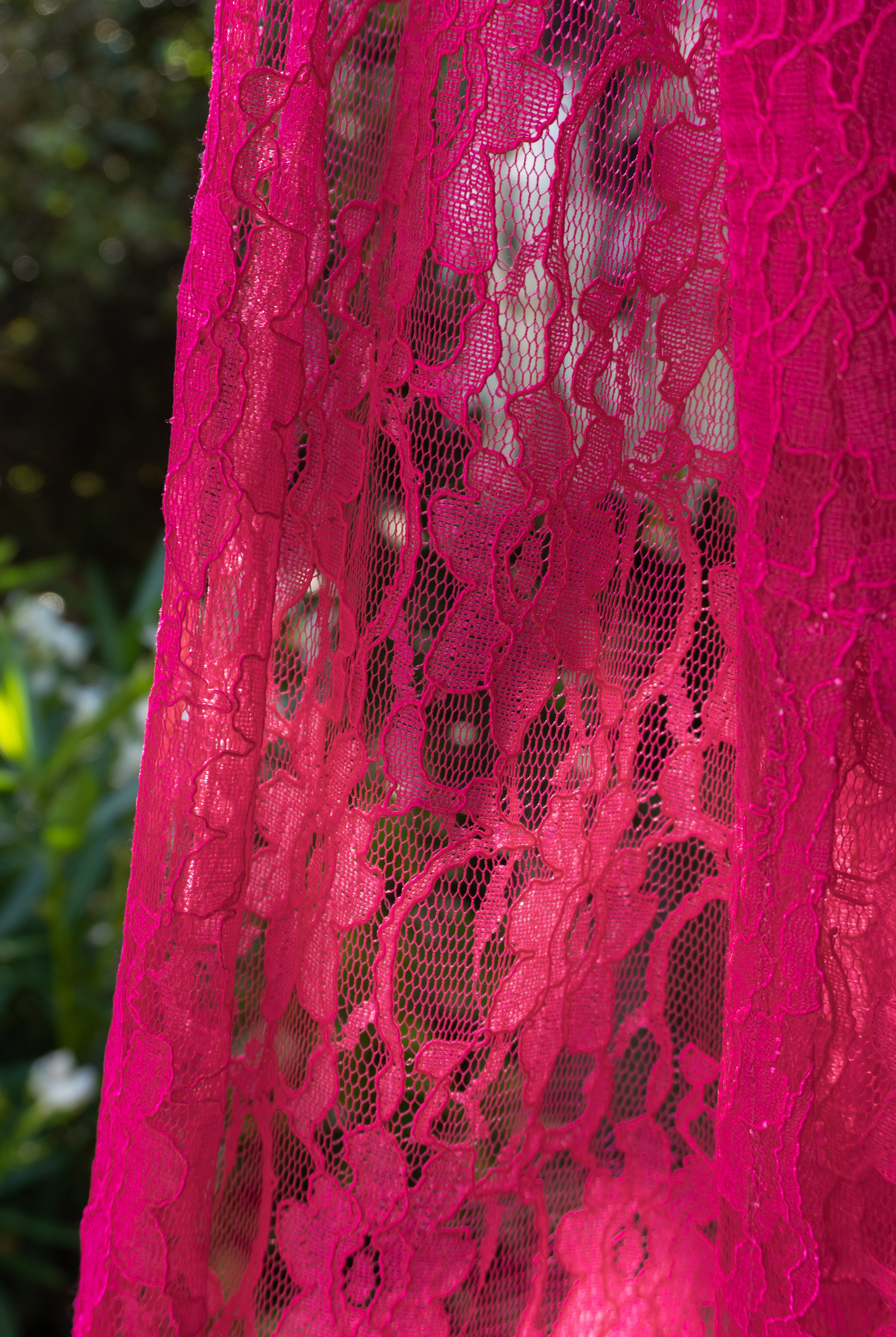 Spitzen Weste Kimono in pink handgefertigt in Deutschland. Exklusiv und limitiert im Bohemian Stil mit Schlitzen an den Seiten und edler Spitzenkante. In Sommerfarben wie mint, pink, blau und edlem schwarz.