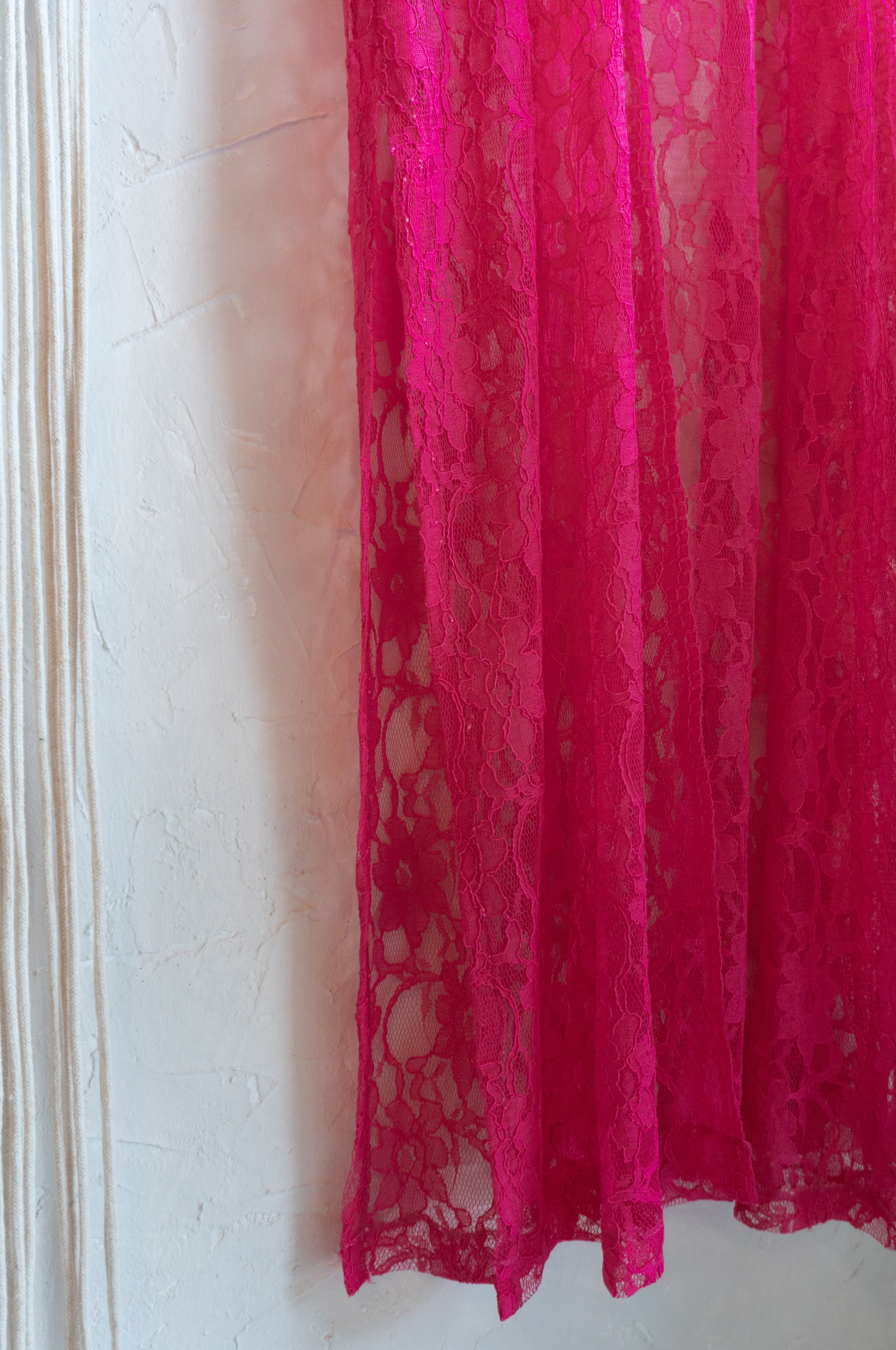 Boho Spitzenweste Pink – Handgemachter langer Kimono-Cardigan aus floraler Spitze, ideal als luftiger Sommer-Überwurf, Festival-Look oder Strand-Cover-Up für Damen.