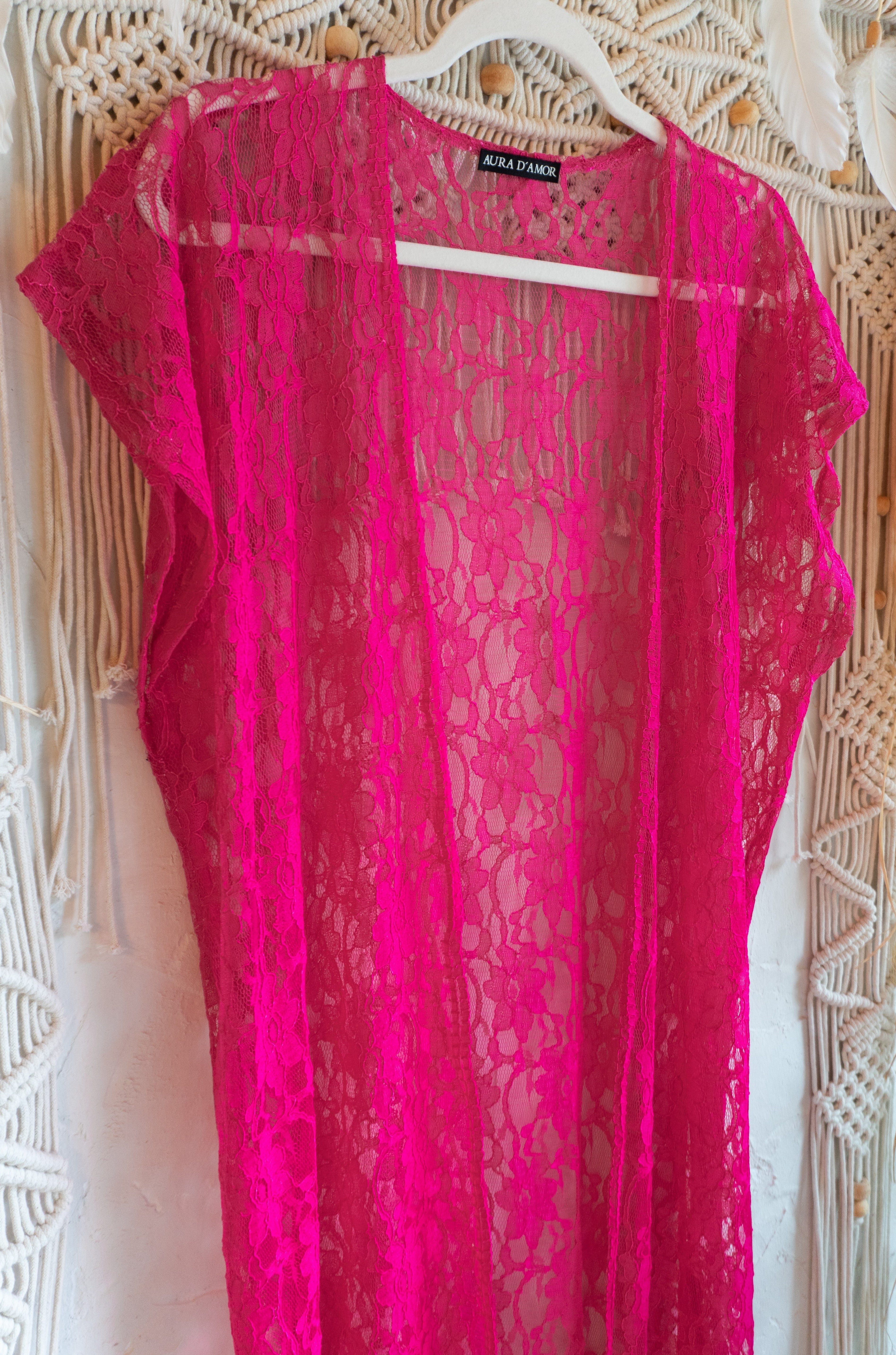 Boho Spitzenweste Pink – Handgemachter langer Kimono-Cardigan aus floraler Spitze, ideal als luftiger Sommer-Überwurf, Festival-Look oder Strand-Cover-Up für Damen.