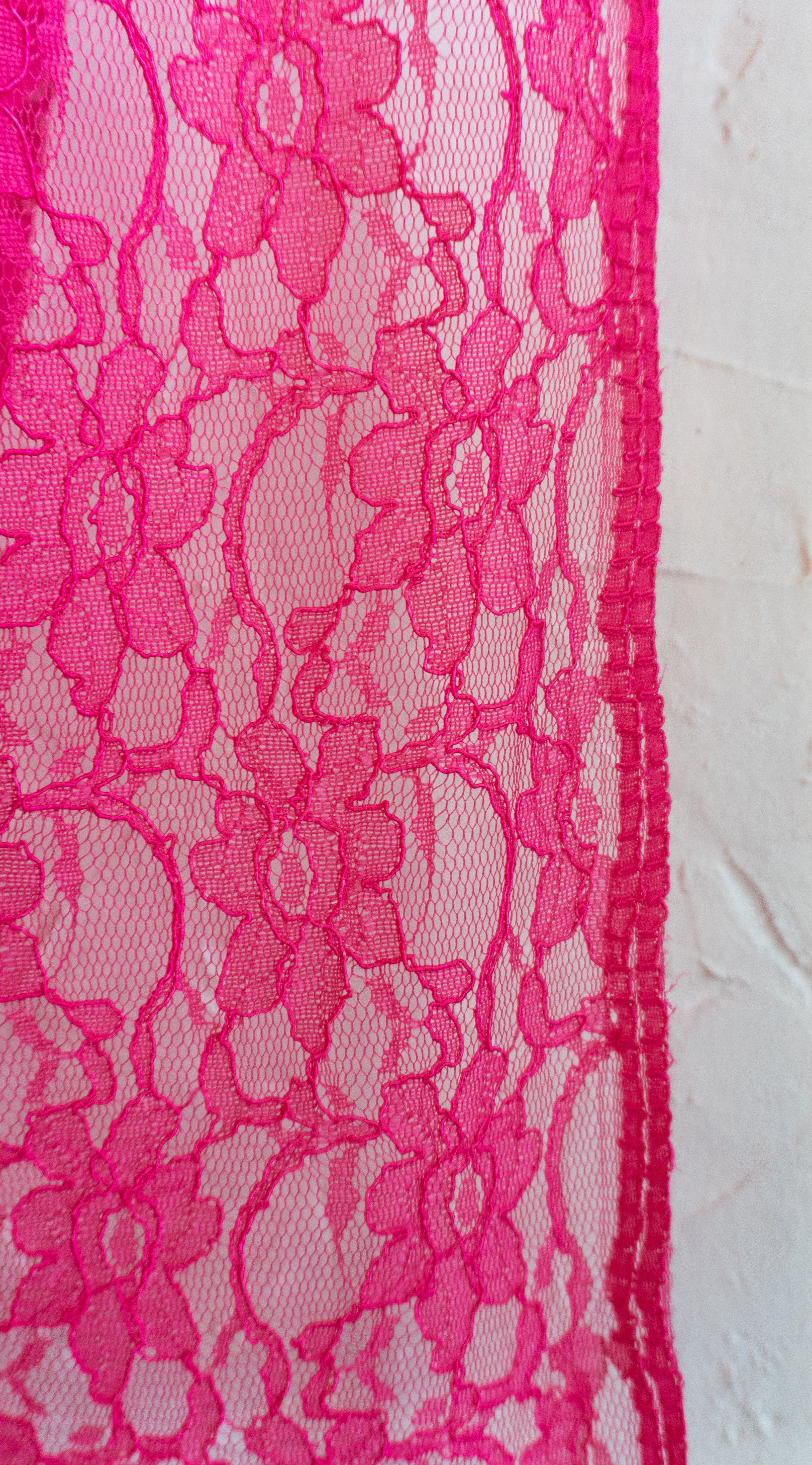 Boho Spitzenweste Pink – Handgemachter langer Kimono-Cardigan aus floraler Spitze, ideal als luftiger Sommer-Überwurf, Festival-Look oder Strand-Cover-Up für Damen.