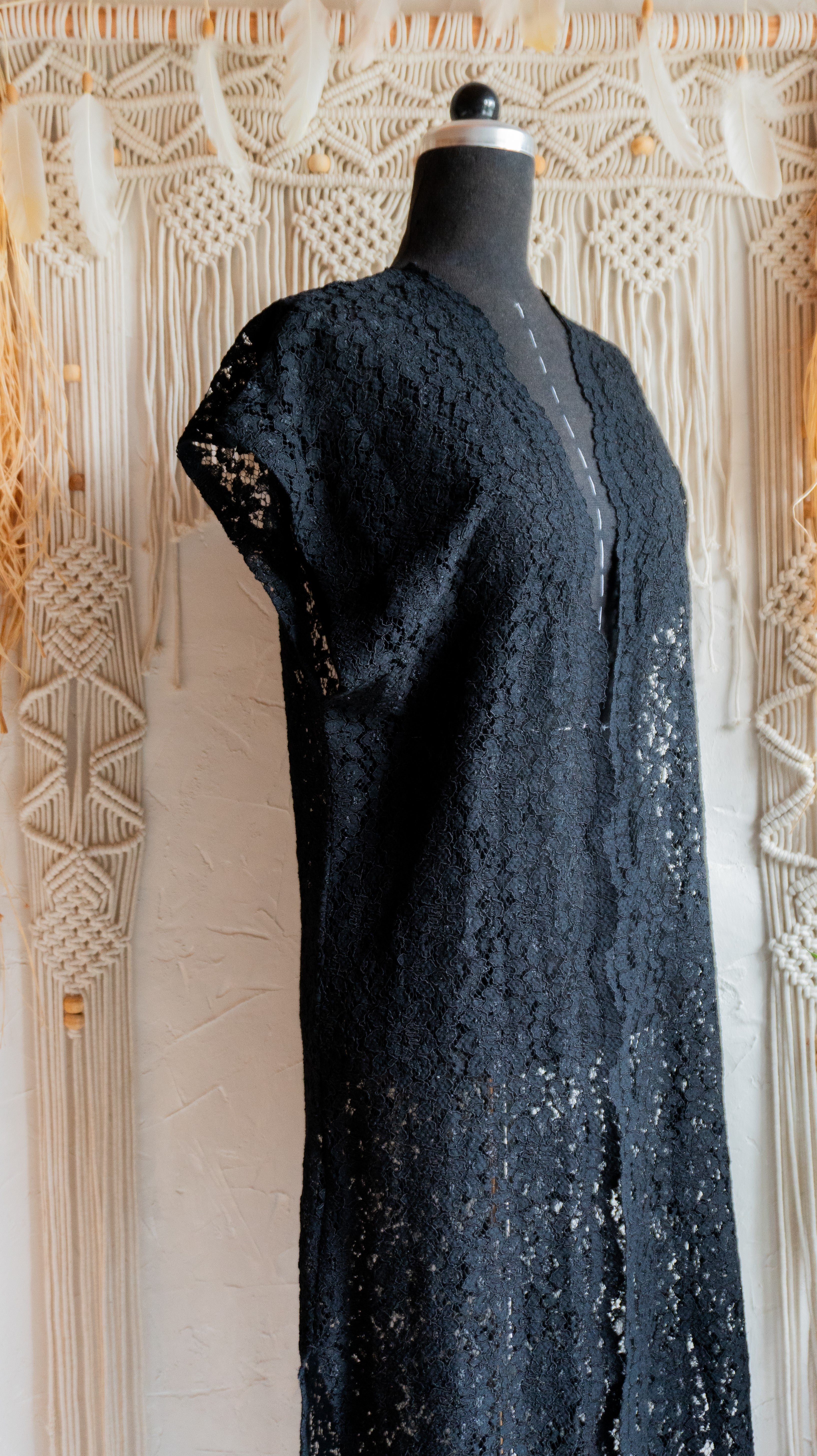 Schwarze Spitzen-Kimono Weste im Boho-Stil mit seitlichen Schlitzen, handgefertigt aus limitiertem Viskose-Spitzenstoff, leichte Sommerweste für Damen