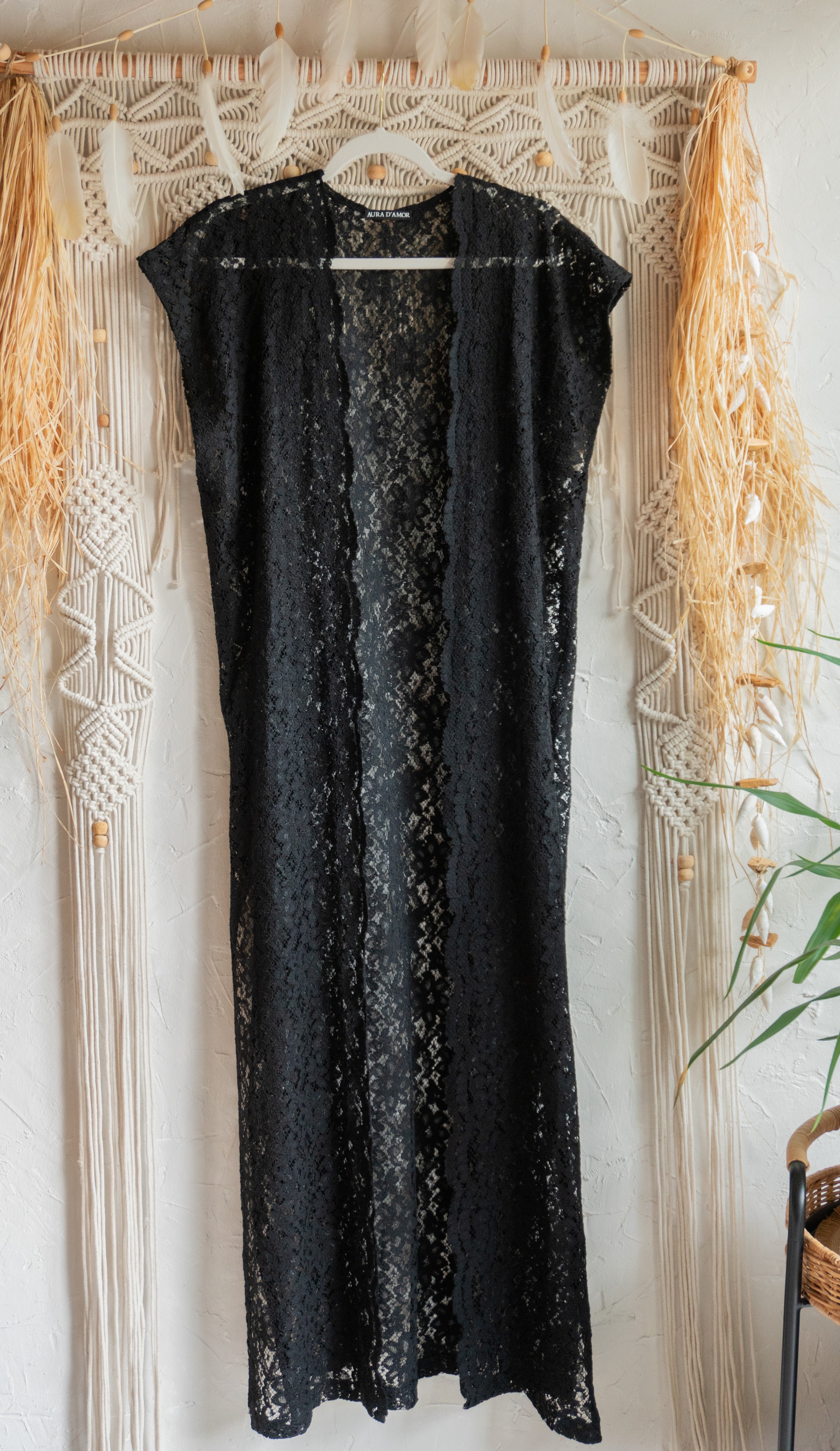 Schwarze Spitzen-Kimono Weste im Boho-Stil mit seitlichen Schlitzen, handgefertigt aus limitiertem Viskose-Spitzenstoff, leichte Sommerweste für Damen