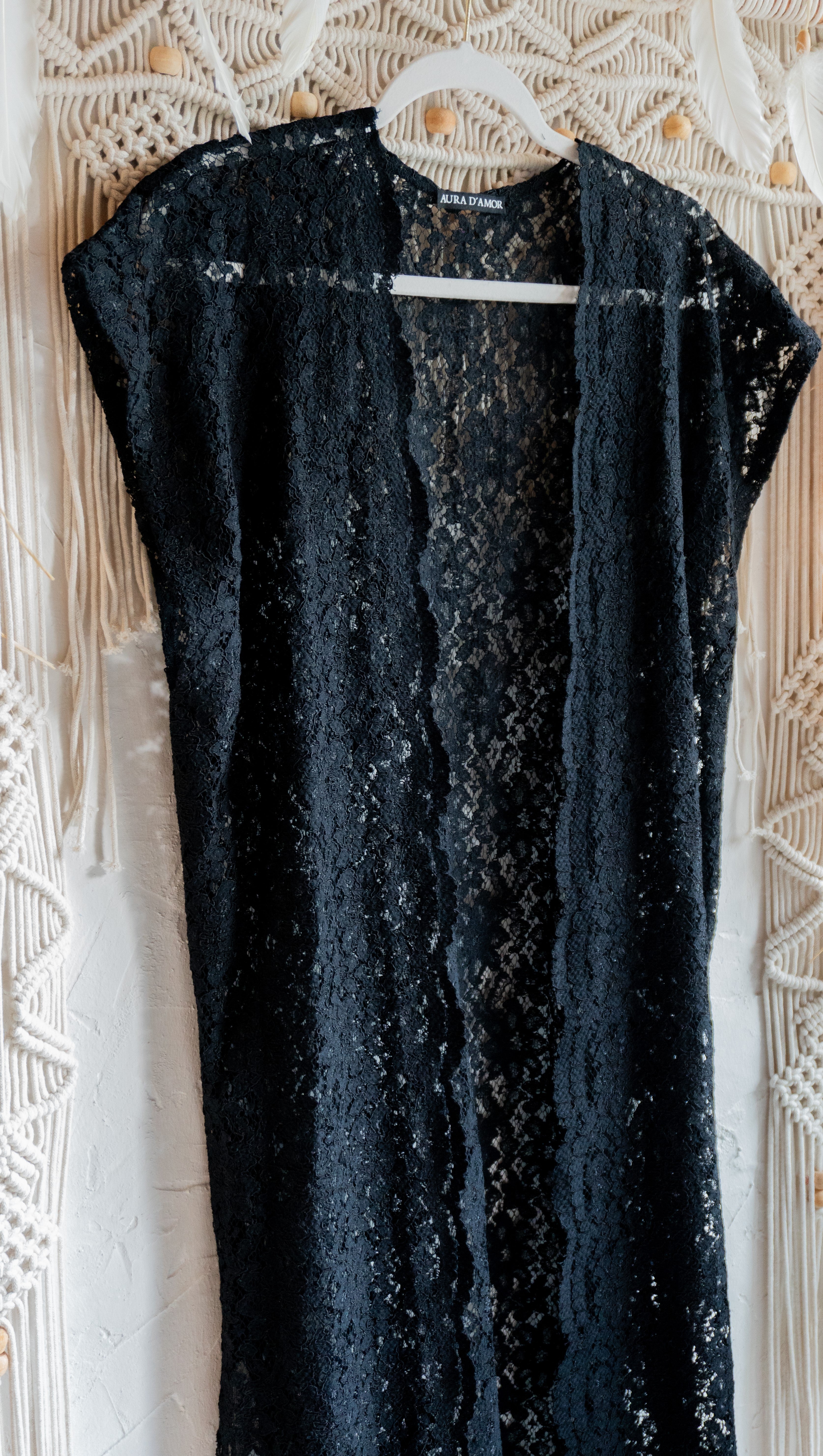 Schwarze Spitzen-Kimono Weste im Boho-Stil mit seitlichen Schlitzen, handgefertigt aus limitiertem Viskose-Spitzenstoff, leichte Sommerweste für Damen