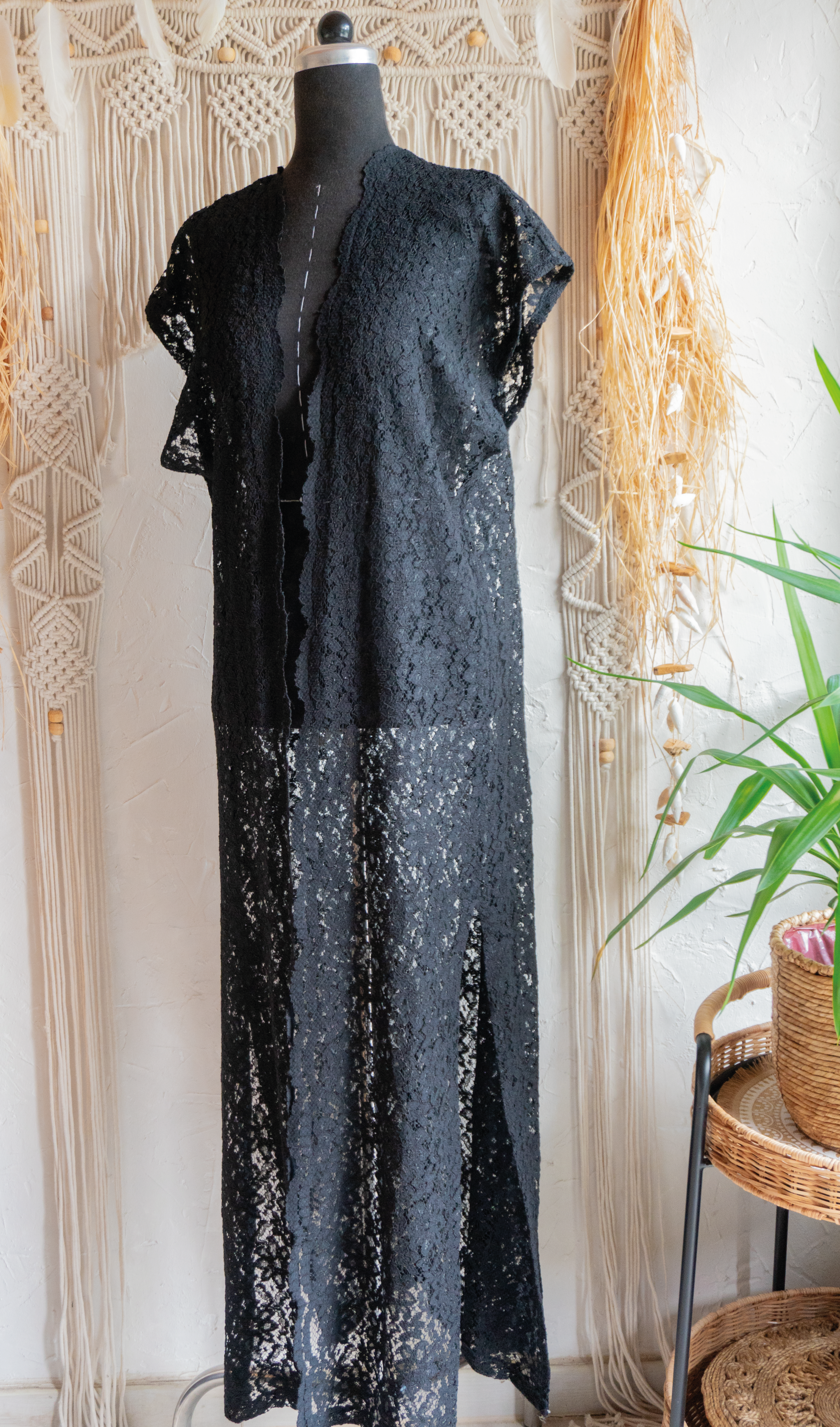 Schwarze Spitzen-Kimono Weste im Boho-Stil mit seitlichen Schlitzen, handgefertigt aus limitiertem Viskose-Spitzenstoff, leichte Sommerweste für Damen