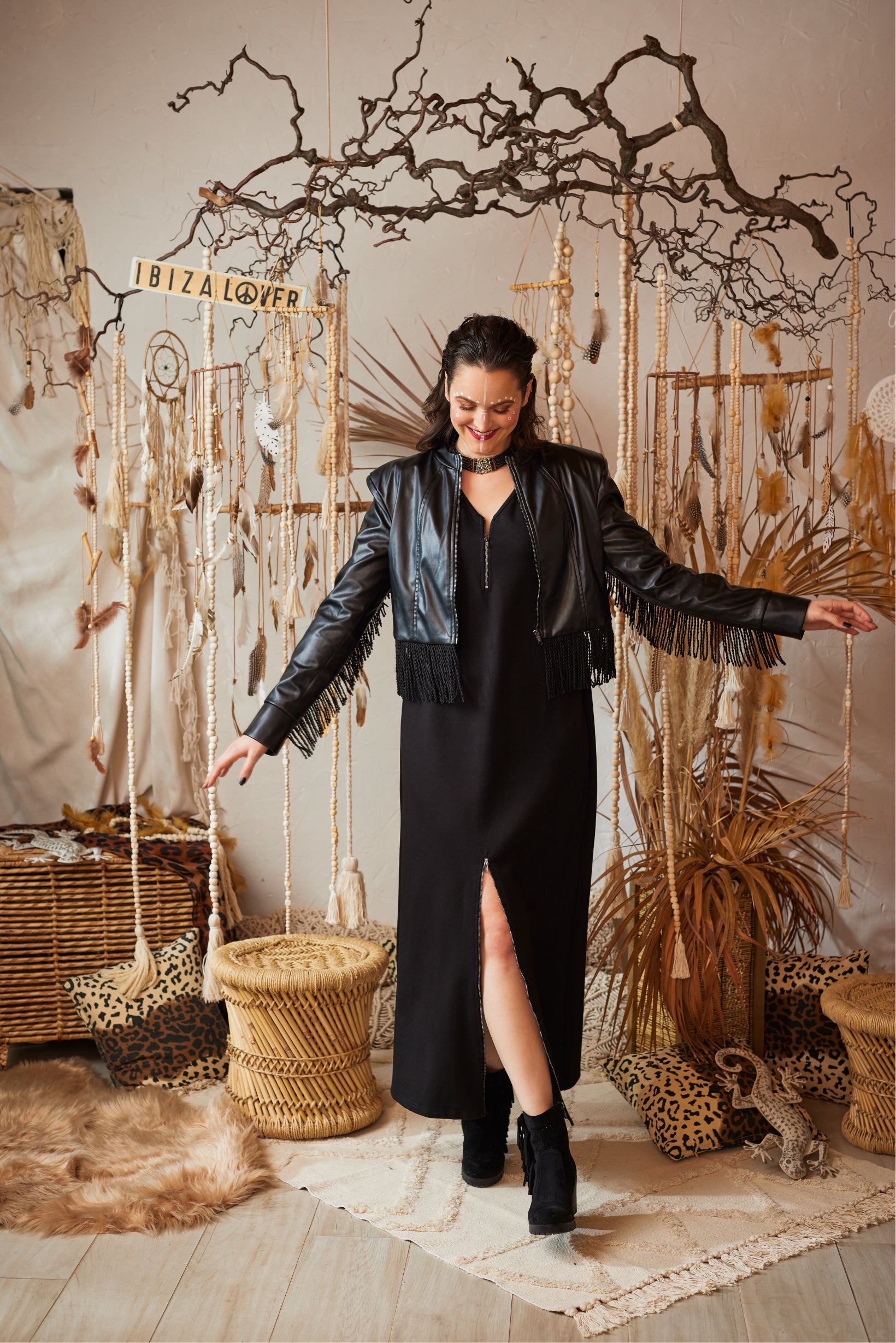 Das lange schwarze Stretch-Kleid besticht durch weiches Material und eine entspannte Passform für angenehmen Tragekomfort. Reißverschluss-Details am Ausschnitt, an den Ärmeln und am Rock setzen stilvolle Akzente, während die Schulterpolster für eine definierte Silhouette sorgen. Das streng limitierte Design macht dieses Kleid zu einem exklusiven Must-have.