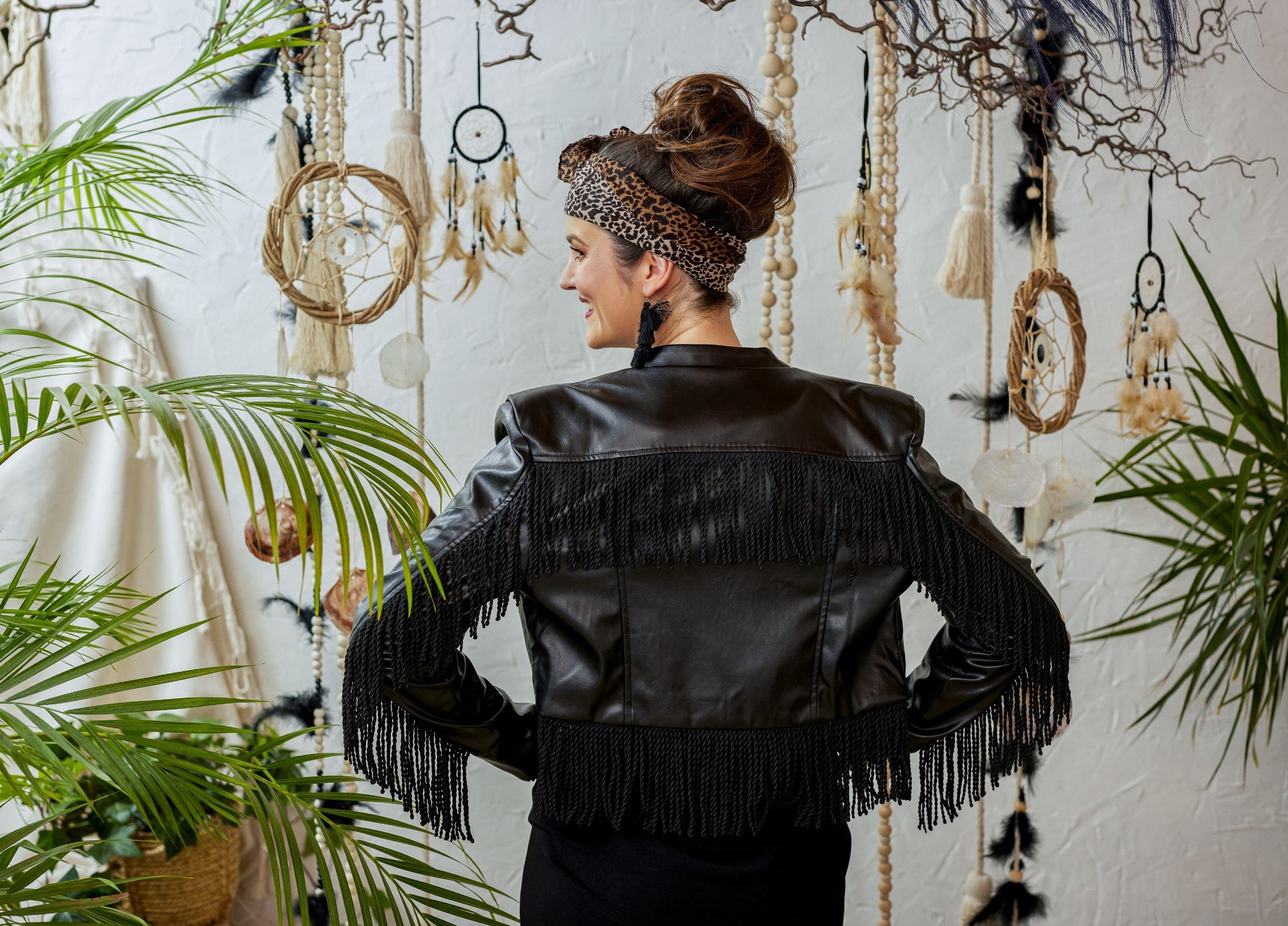 Limitierte Edition Boho Fransen Vegan-Fake Leder Jacke in schwarz. Gedrehte Fransen an den Ärmeln, Rücken und Saum geben einen besonderen Look. Besonderes Highlight ist das atmungsaktive und sehr hochwertige Modal Innenmaterial. Es gibt Dir ein besonders angenehmes Tragegefühl.