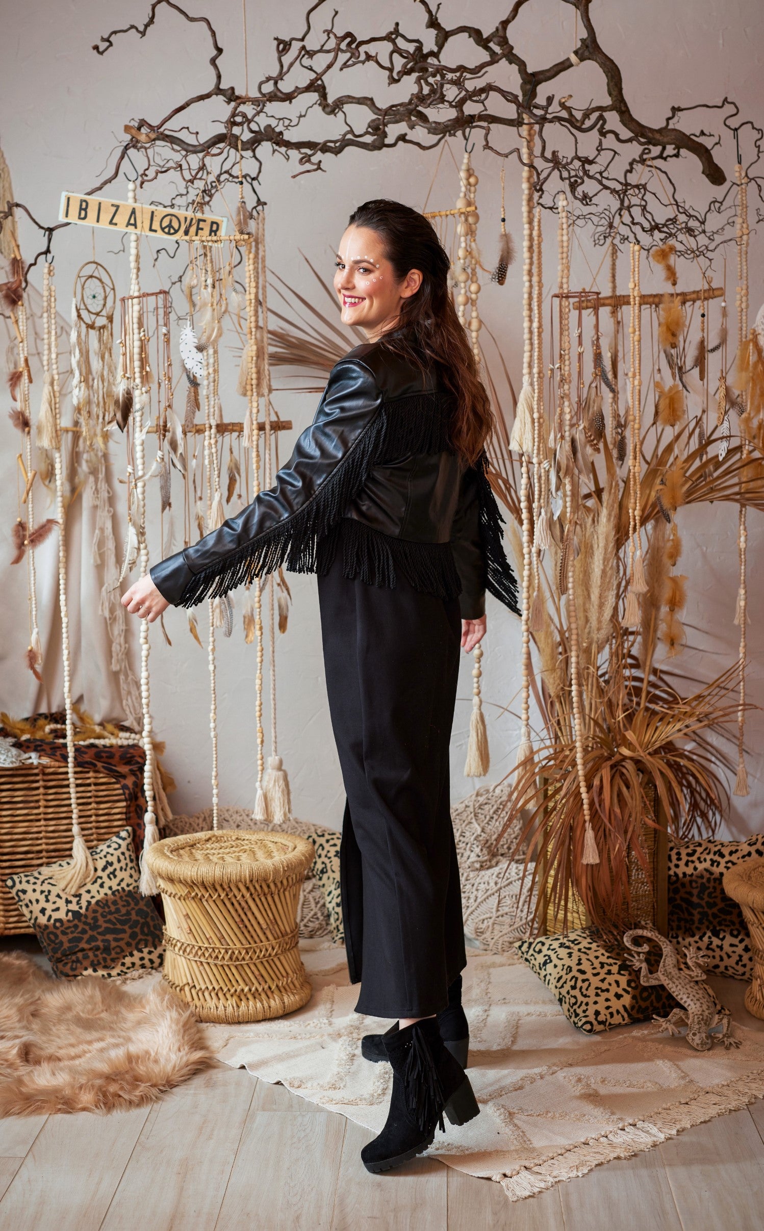 Limitierte Edition Boho Fransen Vegan-Fake Leder Jacke in schwarz. Gedrehte Fransen an den Ärmeln, Rücken und Saum geben einen besonderen Look. Besonderes Highlight ist das atmungsaktive und sehr hochwertige Modal Innenmaterial. Es gibt Dir ein besonders angenehmes Tragegefühl.