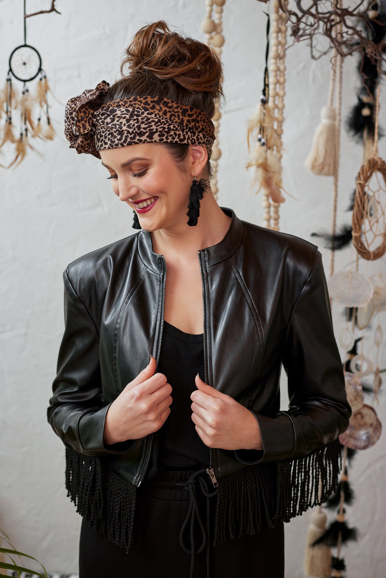 Limitierte Edition Boho Fransen Vegan-Fake Leder Jacke in schwarz. Gedrehte Fransen an den Ärmeln, Rücken und Saum geben einen besonderen Look. Besonderes Highlight ist das atmungsaktive und sehr hochwertige Modal Innenmaterial. Es gibt Dir ein besonders angenehmes Tragegefühl.