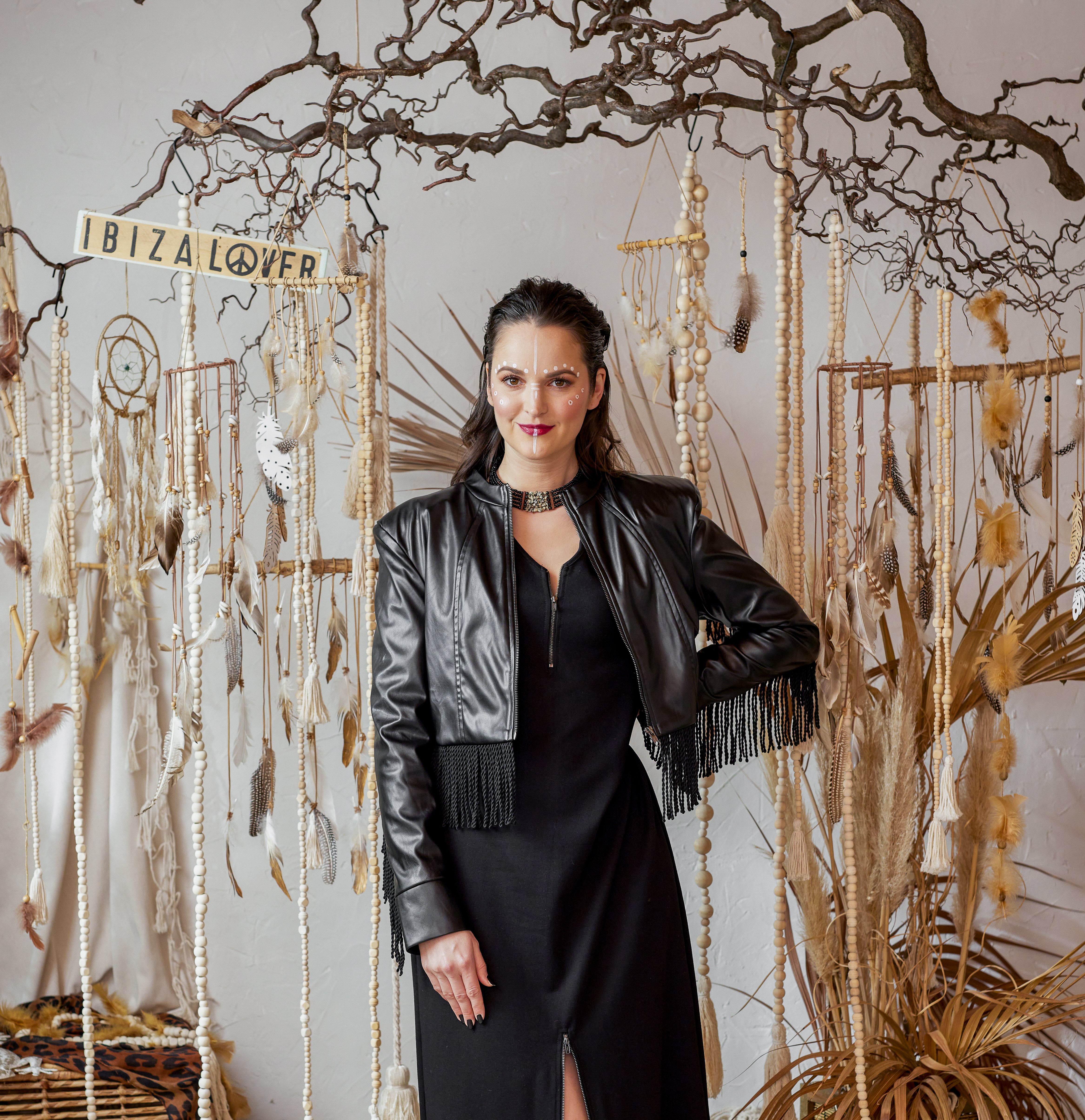 Limitierte Edition Boho Fransen Vegan-Fake Leder Jacke in schwarz. Gedrehte Fransen an den Ärmeln, Rücken und Saum geben einen besonderen Look. Besonderes Highlight ist das atmungsaktive und sehr hochwertige Modal Innenmaterial. Es gibt Dir ein besonders angenehmes Tragegefühl.