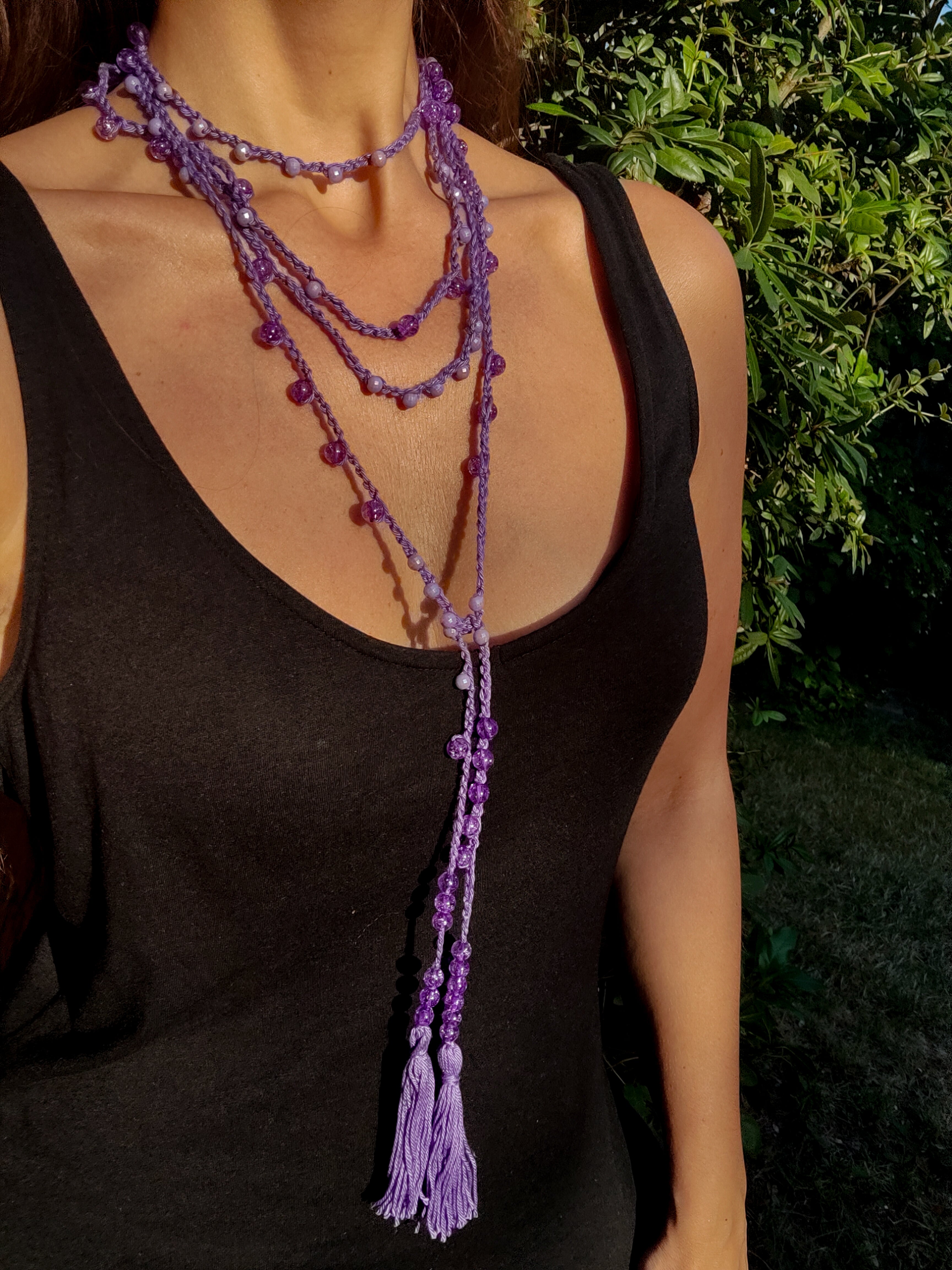 Handgemachte multifunktionale Boho Häkelkette in Lila mit Perlen – tragbar als Halskette, Körperkette oder Gürtel im Ibiza Hippie Stil