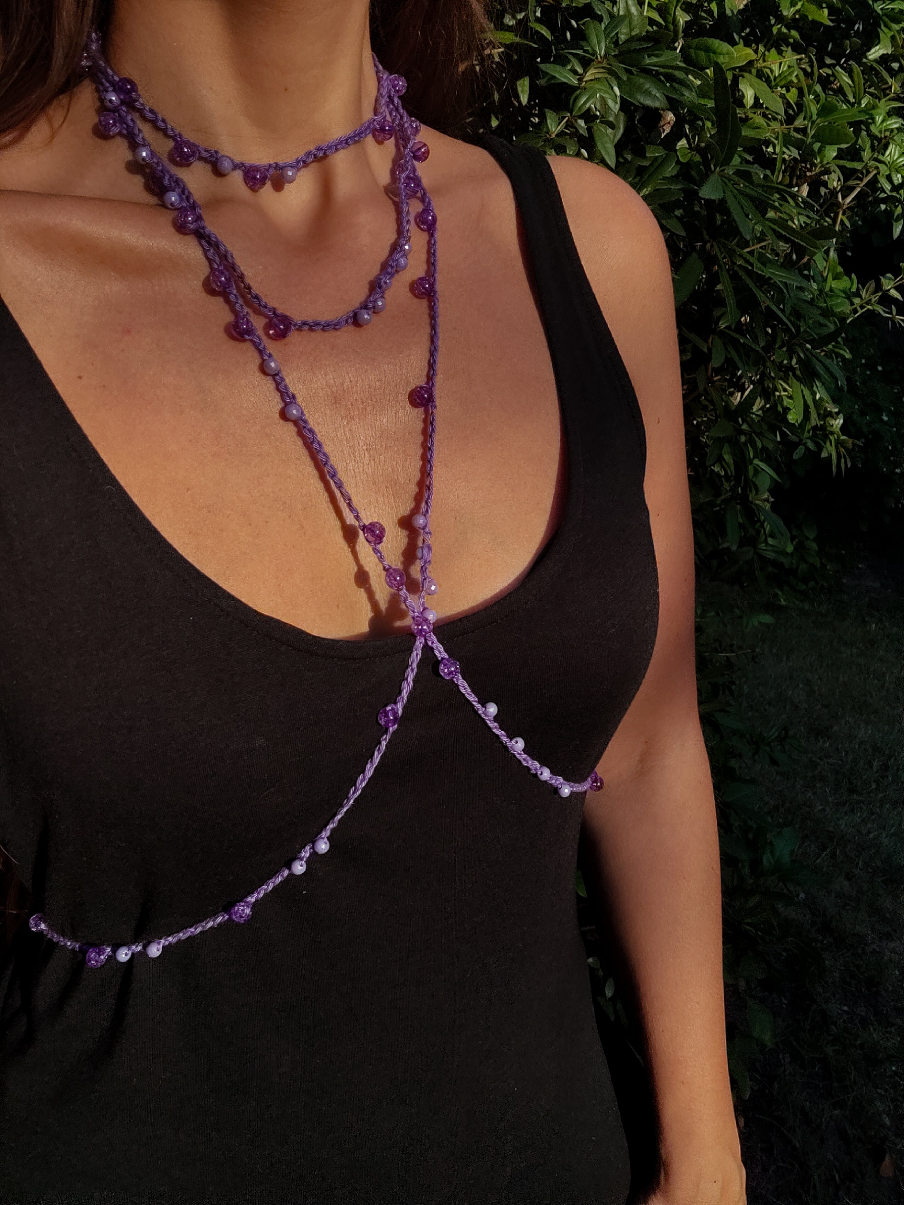 Handgemachte multifunktionale Boho Häkelkette in Lila mit Perlen – tragbar als Halskette, Körperkette oder Gürtel im Ibiza Hippie Stil