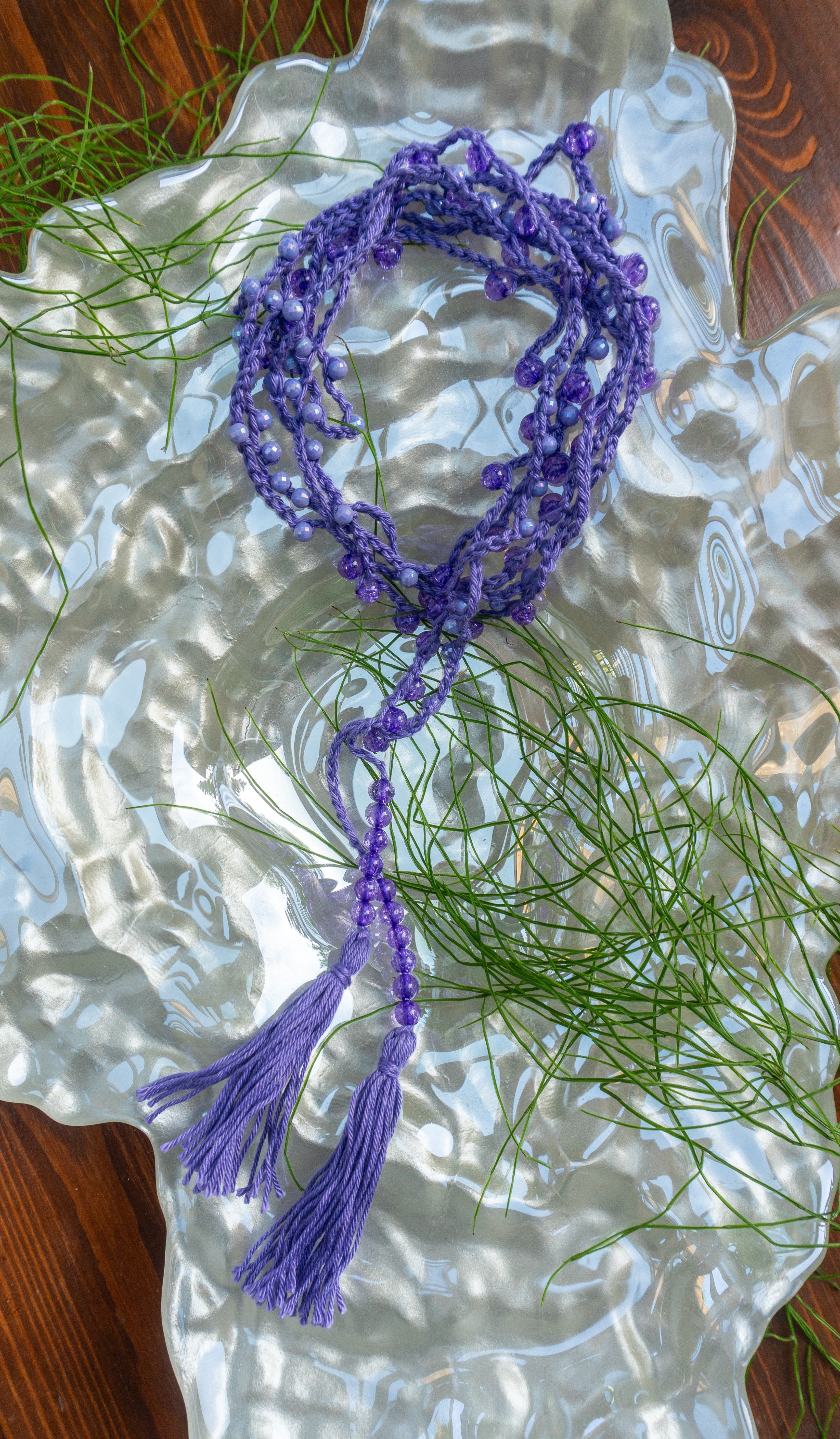Handgemachte multifunktionale Boho Häkelkette in Lila mit Perlen – tragbar als Halskette, Körperkette oder Gürtel im Ibiza Hippie Stil