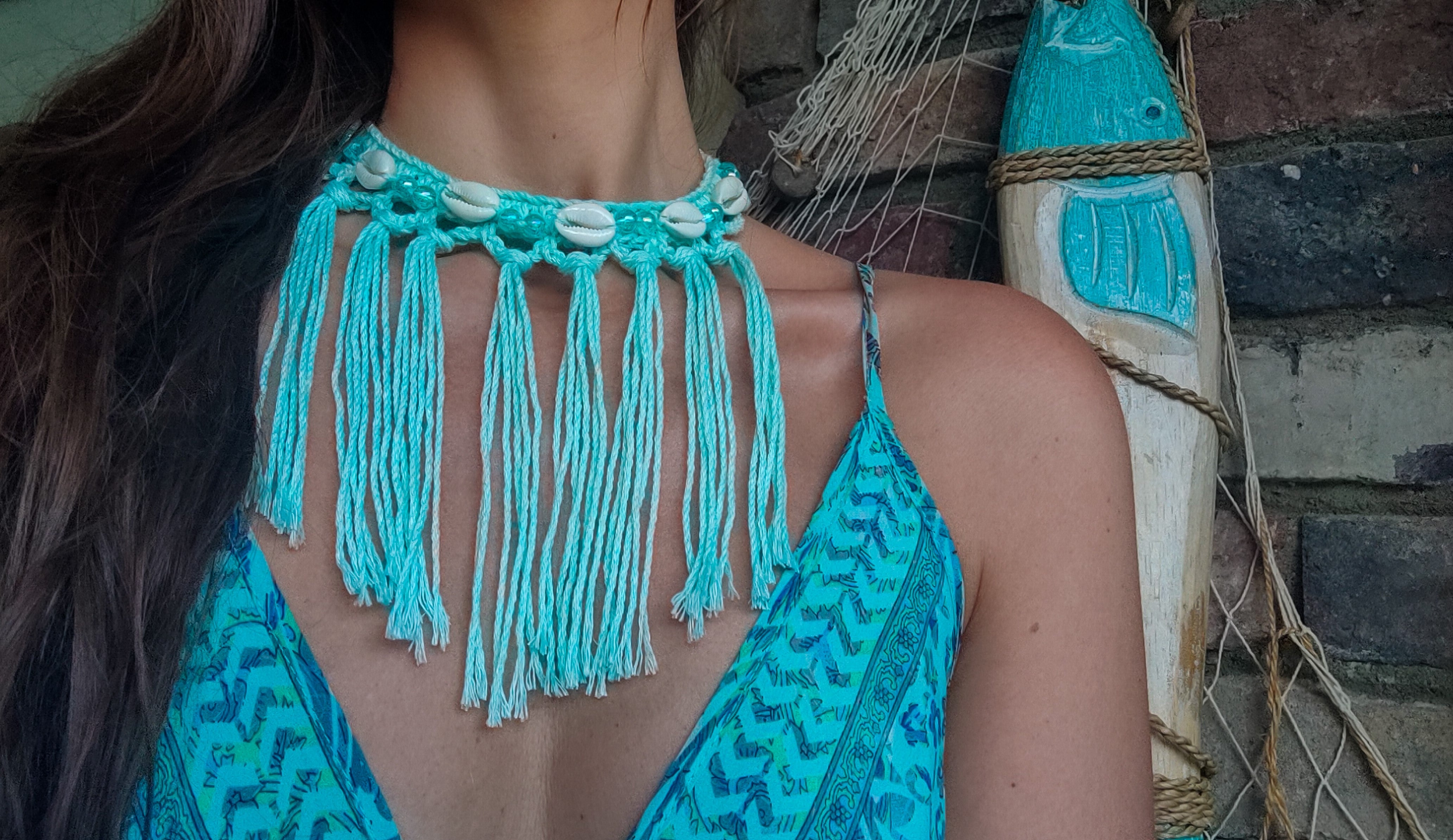 Handgemachte Hellmint Boho-Häkelkette mit Fransen, Muscheln & Perlen – maritimer Ibiza-Style, sommerlicher Schmuck.