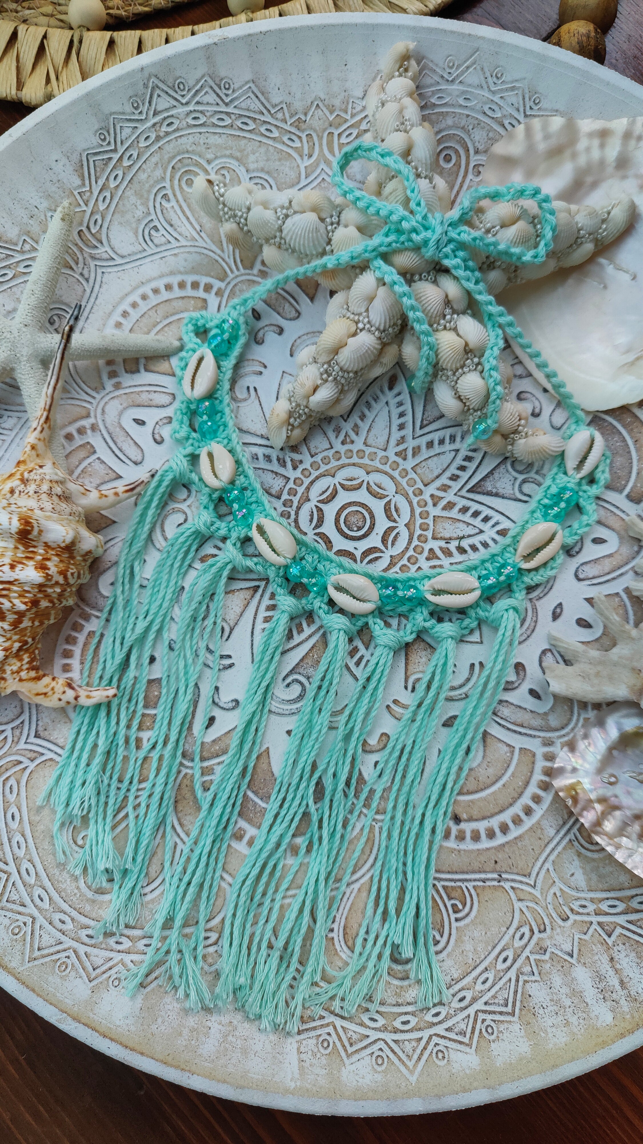 Handgemachte Hellmint Boho-Häkelkette mit Fransen, Muscheln & Perlen – maritimer Ibiza-Style, sommerlicher Schmuck.