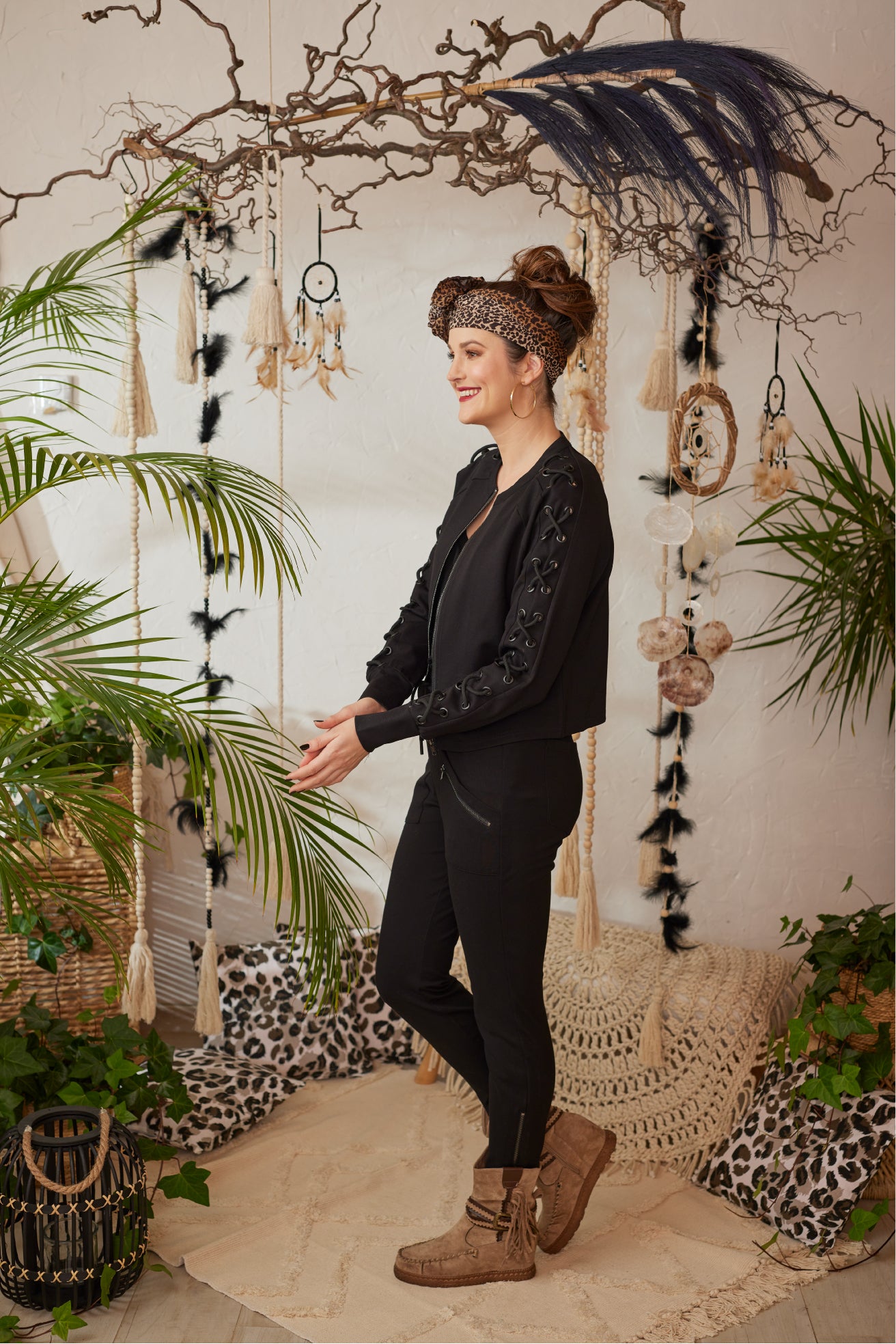 Die schwarze Stretch-Jacke überzeugt mit ungefüttertem, weichem Material für angenehmen Tragekomfort. Reißverschluss und stylische Schnürungen an den Ärmeln verleihen ihr einen modernen Look. Nieten-Details setzen trendige Akzente und machen die Jacke sportlich und elegant zugleich – ideal für vielseitige Kombinationen.