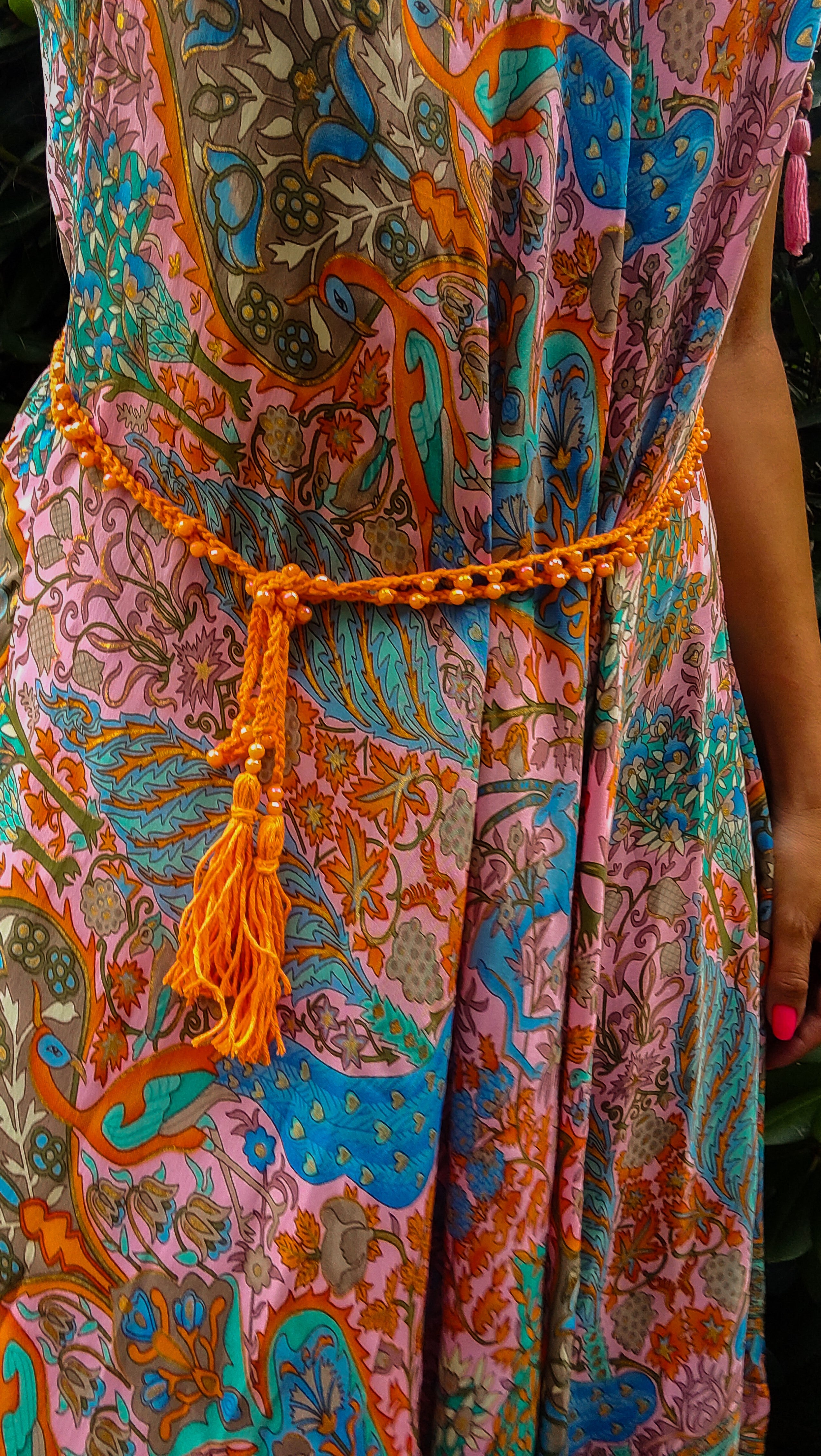 Handgemachte orangefarbene Boho-Häkelkette mit Perlen, variabel tragbar als Halskette, Armband oder Taillengürtel – Ibiza-Style Schmuck für Sommerlooks.