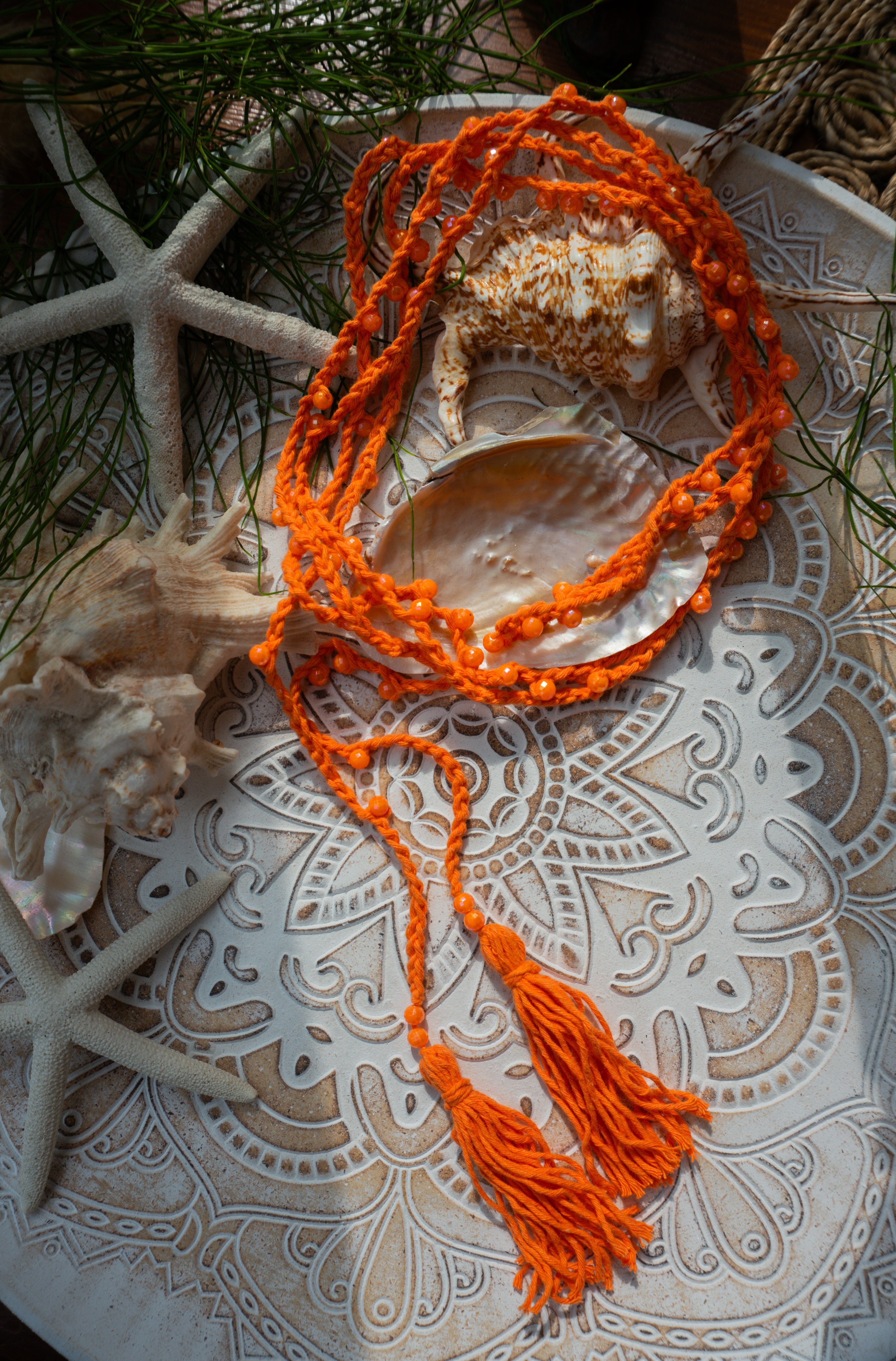 Handgemachte orangefarbene Boho-Häkelkette mit Perlen, variabel tragbar als Halskette, Armband oder Taillengürtel – Ibiza-Style Schmuck für Sommerlooks.