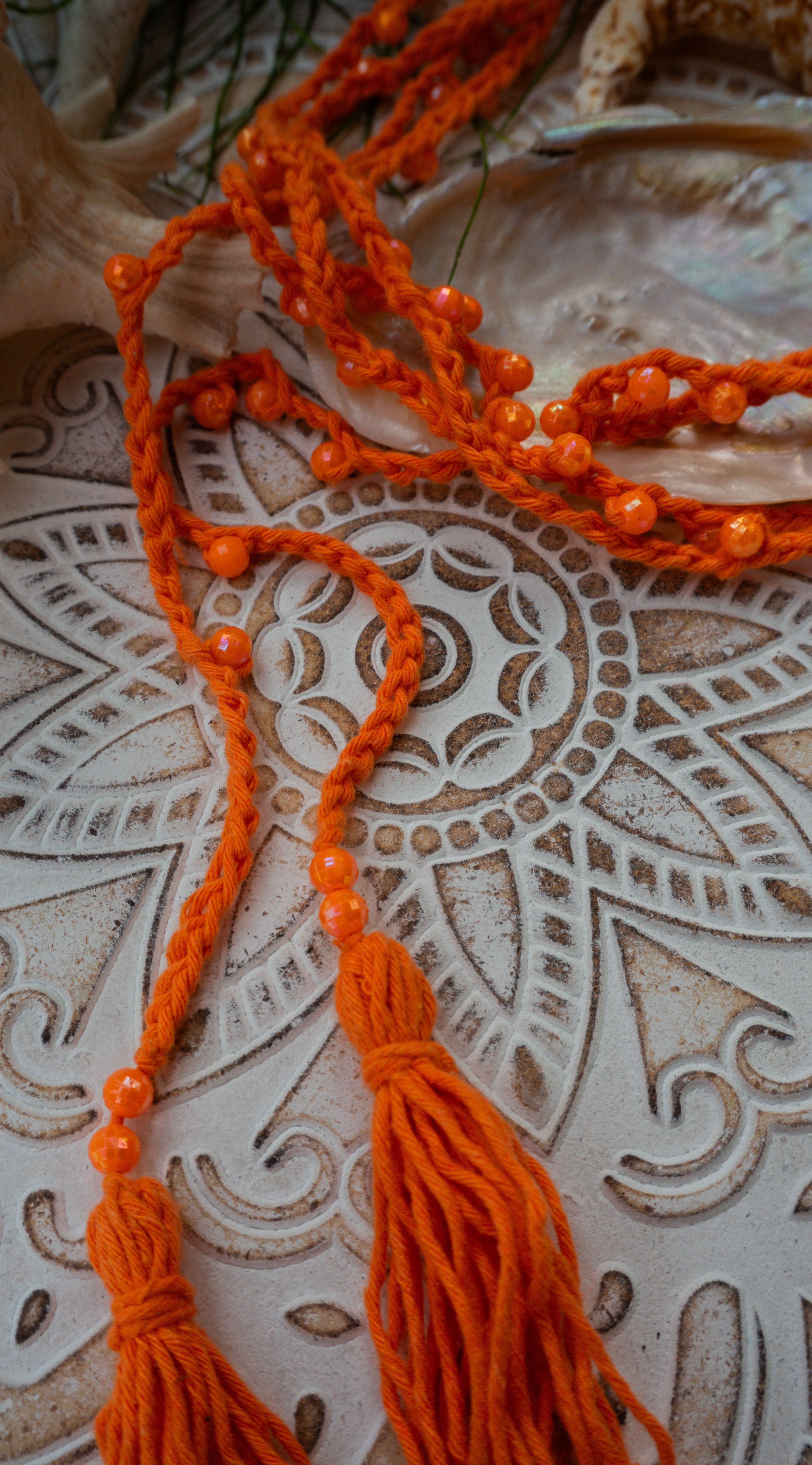 Handgemachte orangefarbene Boho-Häkelkette mit Perlen, variabel tragbar als Halskette, Armband oder Taillengürtel – Ibiza-Style Schmuck für Sommerlooks.