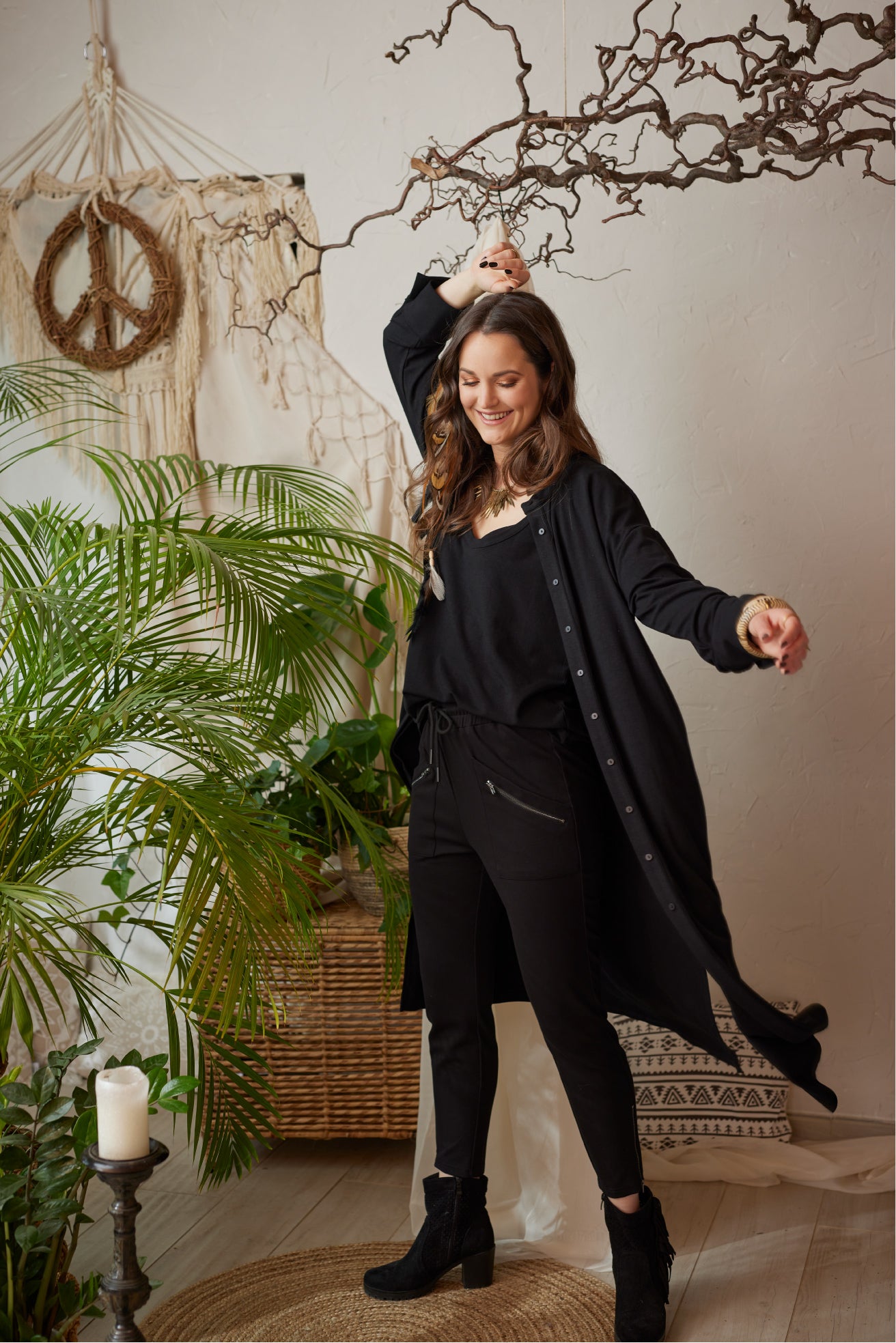 Schwarzes Stretch Midi Kleid von AURA D’AMOR – limitierte Edition, vielseitig tragbar als Kleid, Bluse oder Cardigan, Boho Ibiza Style, One Size Allrounder, elegant & casual kombinierbar