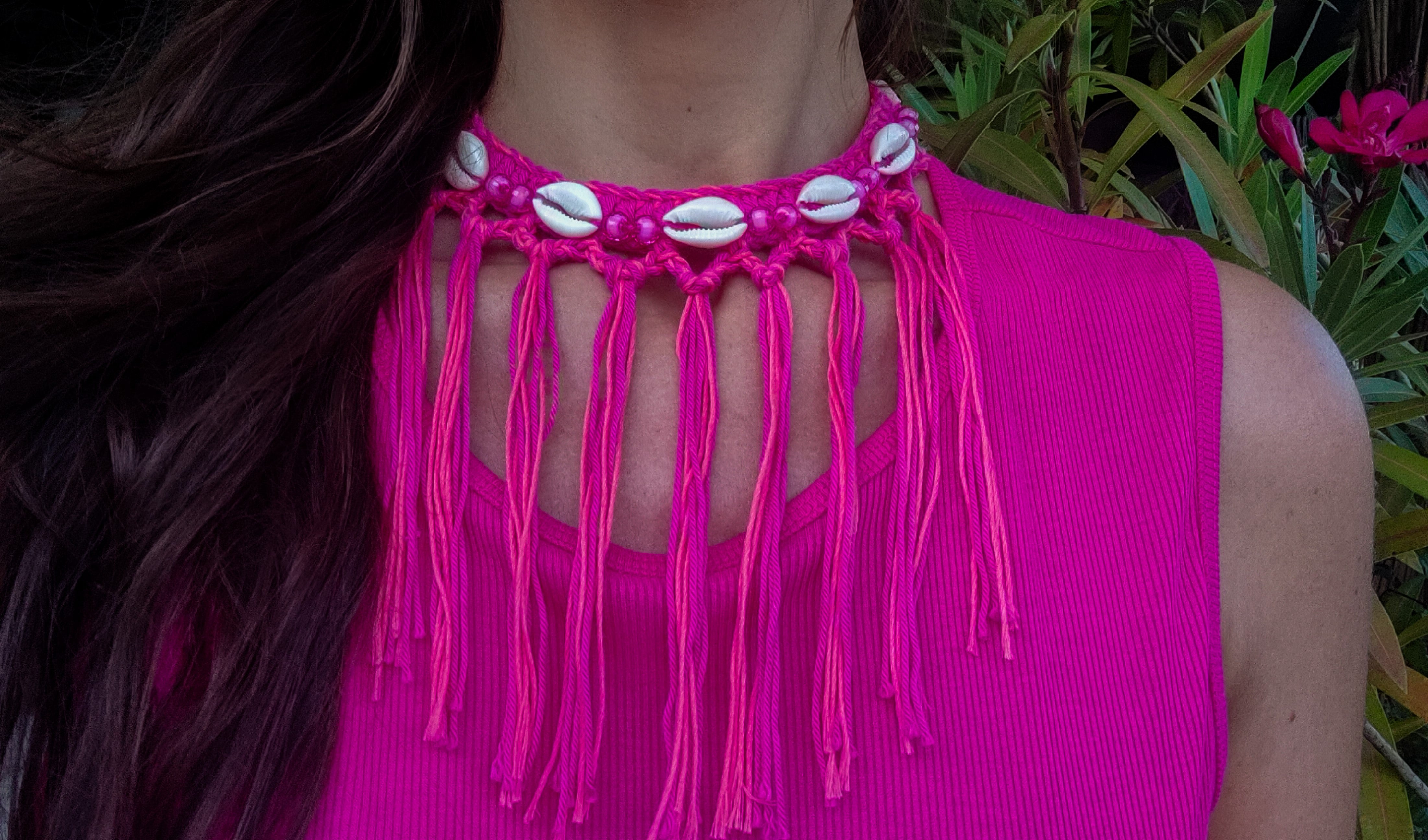 Handgemachte pink-koralle Boho Häkelkette mit Fransen, Muscheln & Perlen – Sommerschmuck im Ibiza-Style