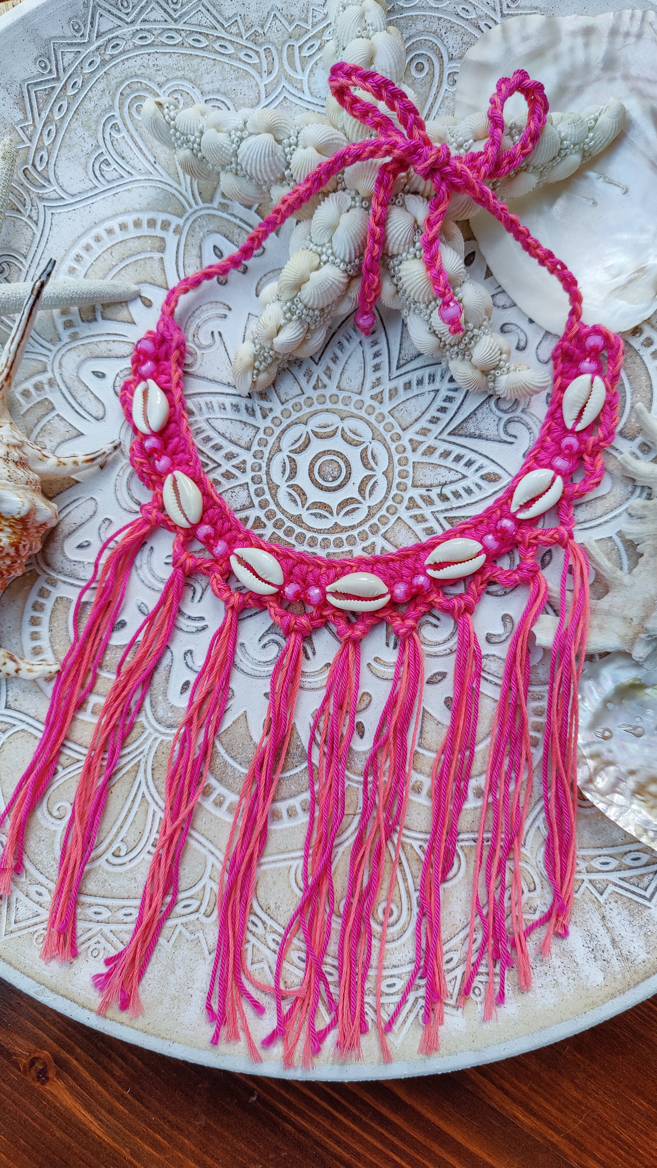Handgemachte pink-koralle Boho Häkelkette mit Fransen, Muscheln & Perlen – Sommerschmuck im Ibiza-Style