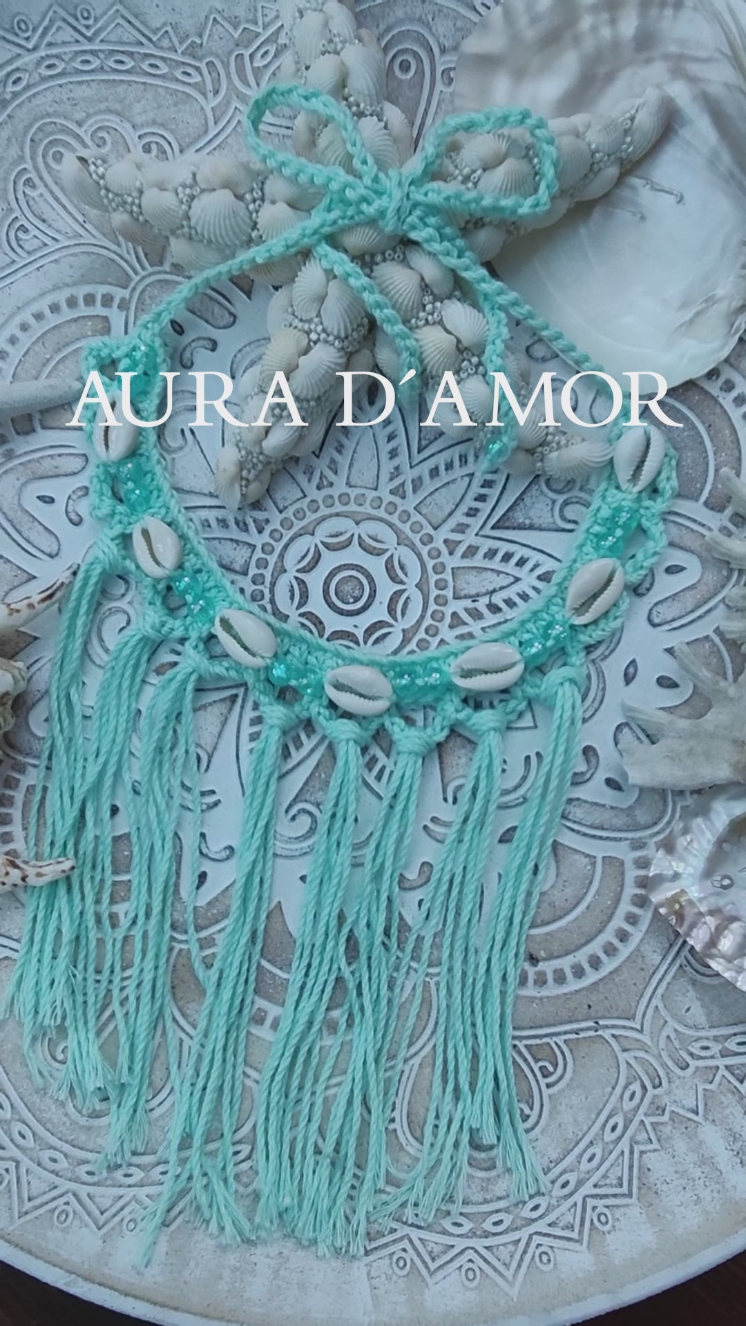 Handgemachte Hellmint Boho-Häkelkette mit Fransen, Muscheln & Perlen – maritimer Ibiza-Style, sommerlicher Schmuck.