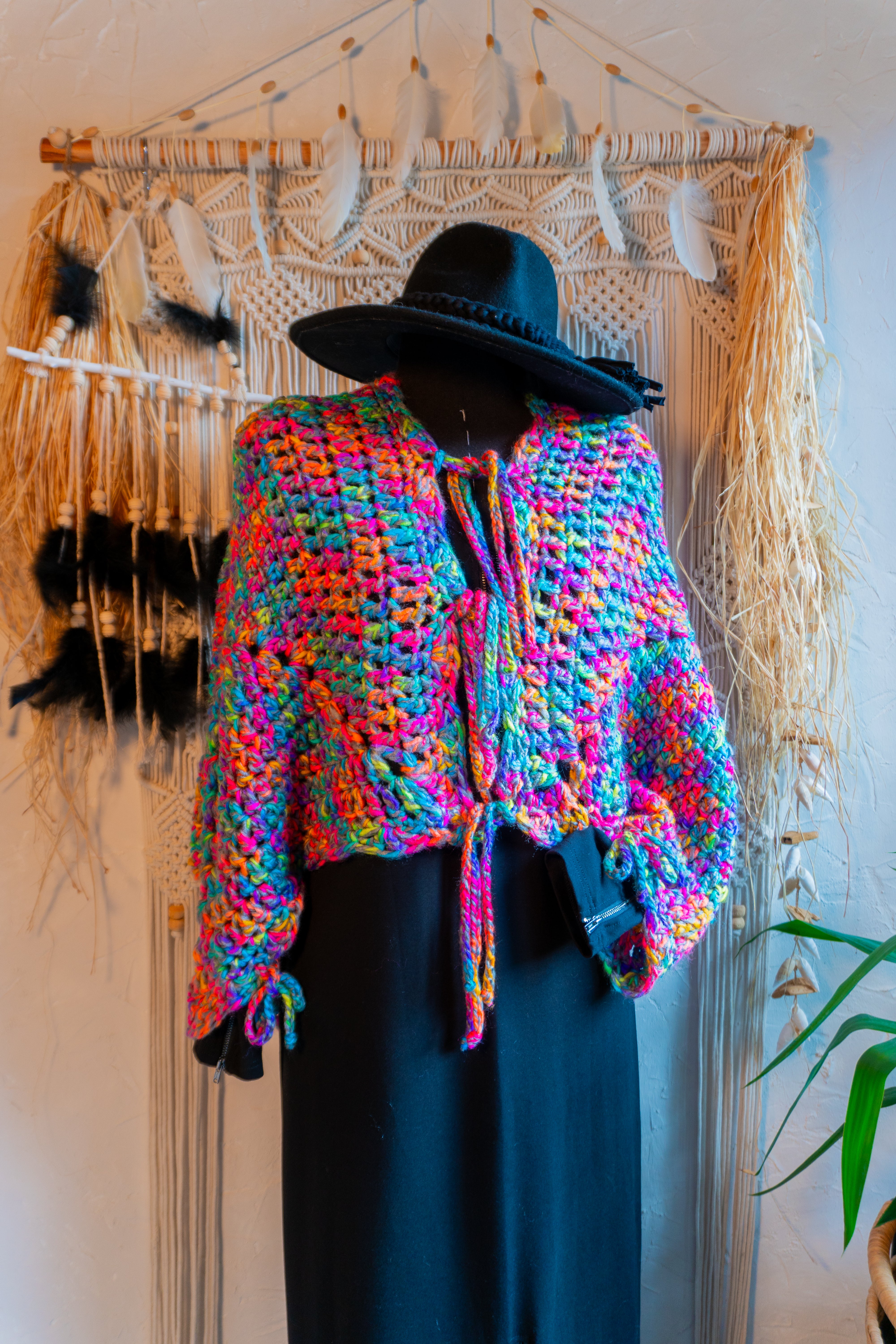 Diese einzigartige Häkel-Jacke in knalligem Neon-Multi-Farbmix verleiht dir ein energiegeladenes und lebendiges Aussehen! Das Einzelstück ist vorne kurz und hinten länger geschnitten und kann sowohl offen als auch mit den Bändern geschlossen getragen werden. Perfekt für den Herbst und bietet unzählige Styling-Möglichkeiten für einen einzigartigen Übergangs-Look. Hol dir dieses Highlight Unikat und versprühe gute Laune und positive Vibes!