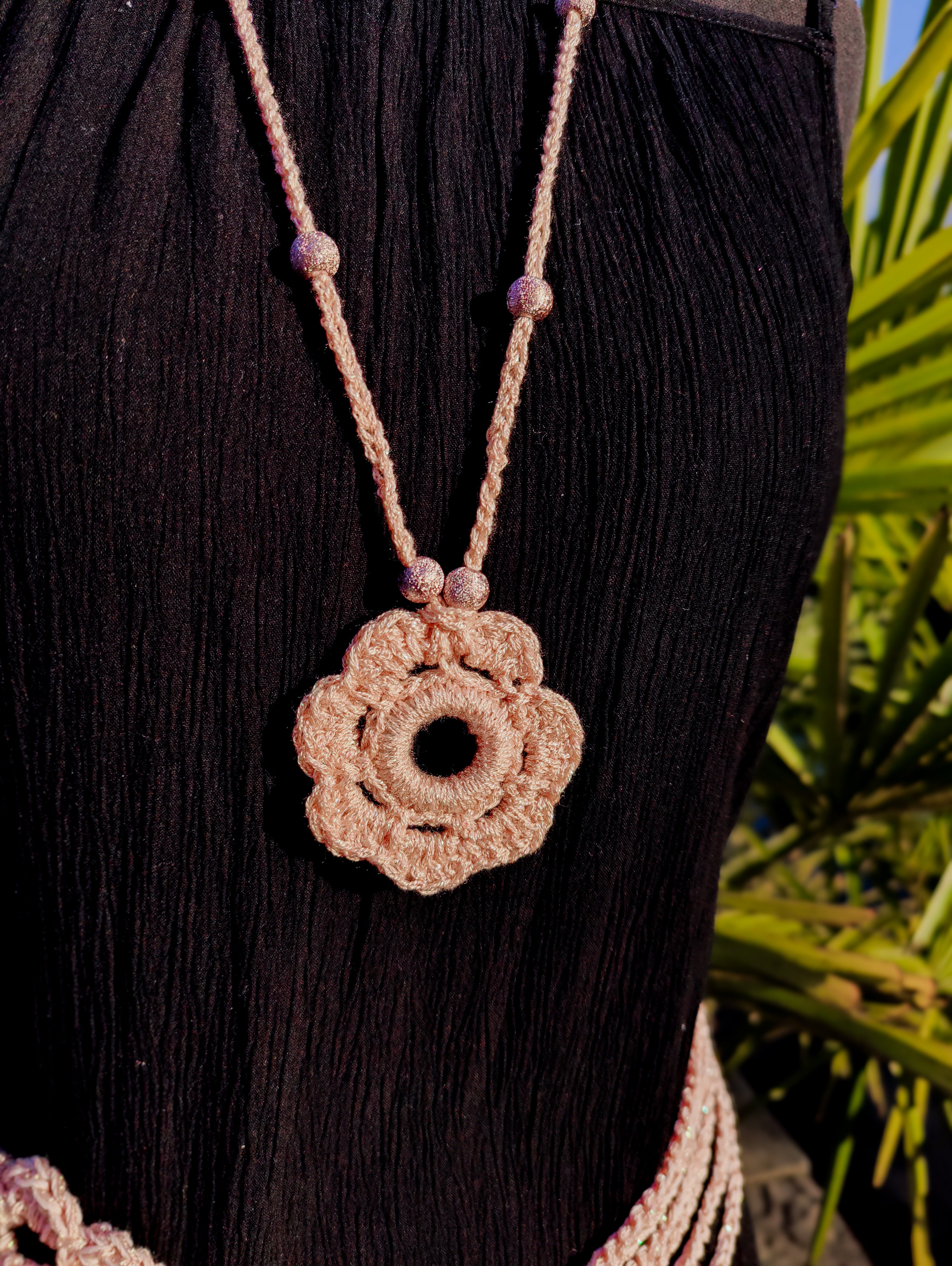 haekelkette in apricot metallic mit blumenanhänger sommerschmuck schmuck halskette kette guertel