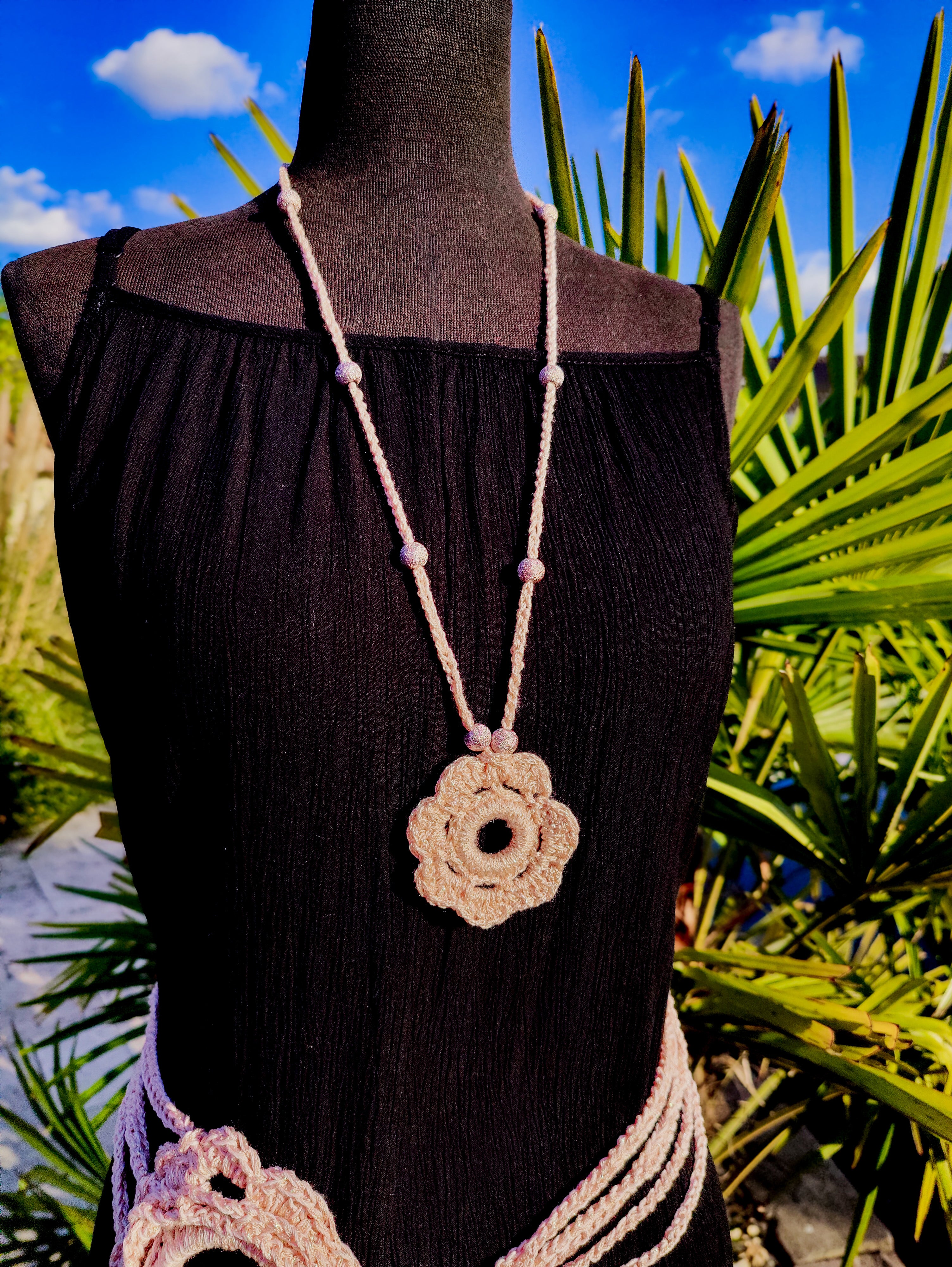 haekelkette in apricot metallic mit blumenanhänger sommerschmuck schmuck halskette kette guertel