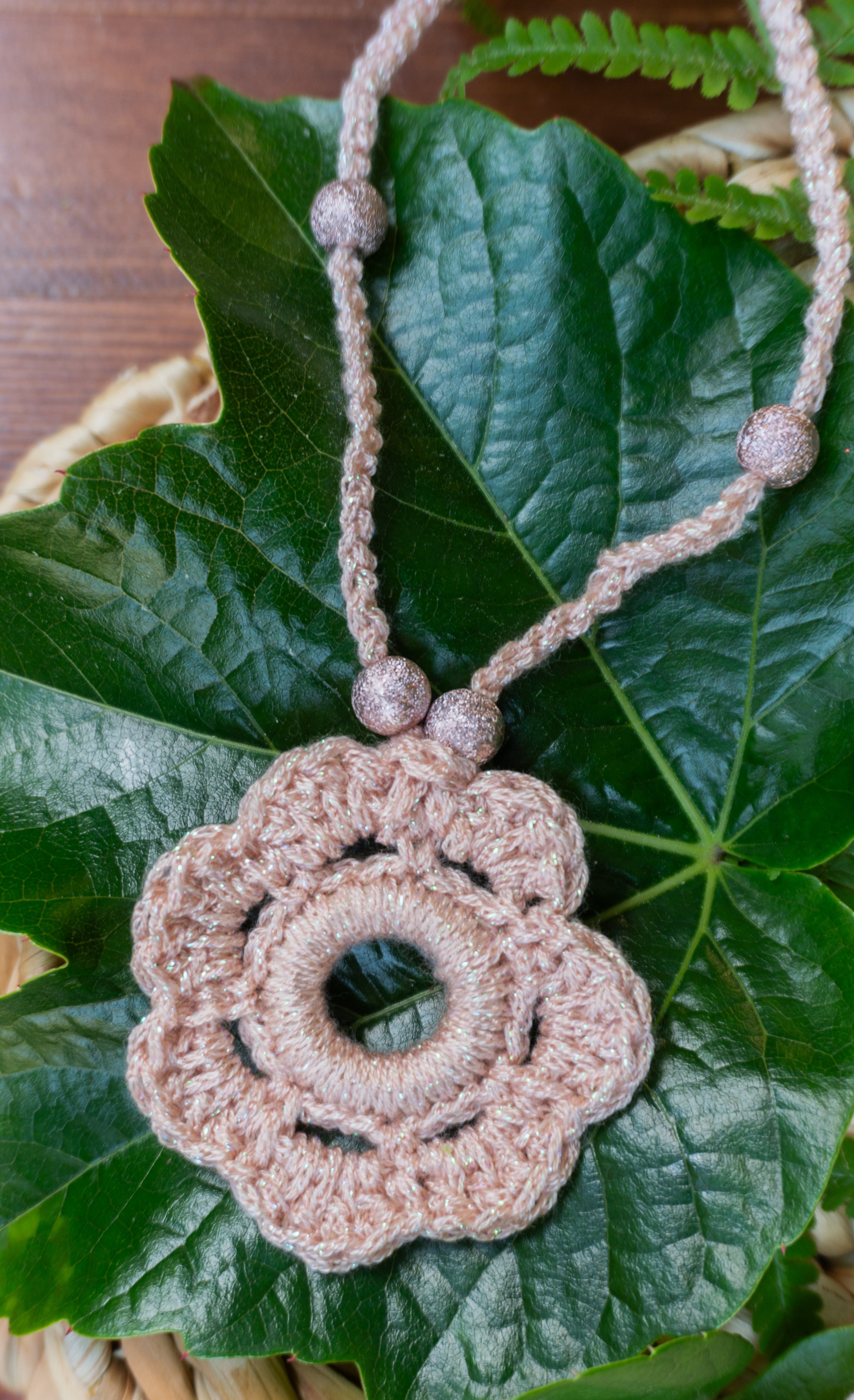 haekelkette in apricot metallic mit blumenanhänger sommerschmuck schmuck halskette kette guertel
